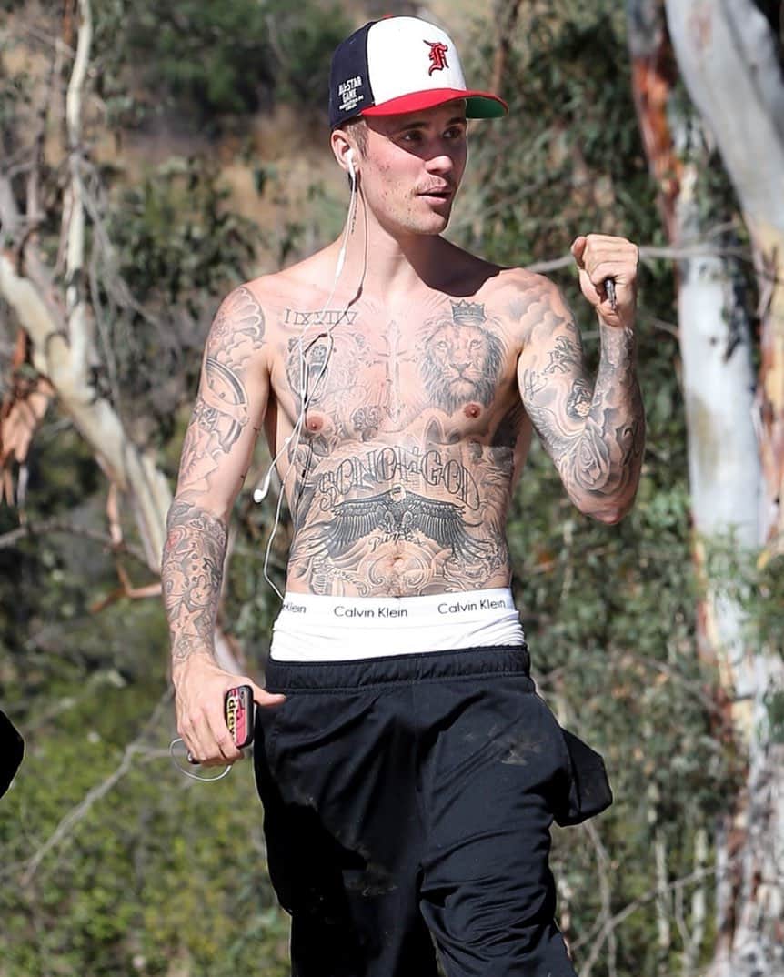 Just Jaredさんのインスタグラム写真 - (Just JaredInstagram)「@justinbieber showed off his tats while going shirtless on a hike this weekend. See more pics on JustJared.com! #JustinBieber Photo: BackGrid」8月26日 11時51分 - justjared