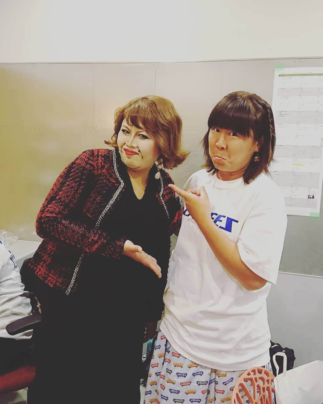 岡友美のインスタグラム：「始業式☺️ 2学期始まったよ✌️ マンゲキフェスの時の上沼さん👏 メイクしたり着替えたり大忙しでした💦 #素晴らしいメイク #天才ピアニストますみ #青空岡」