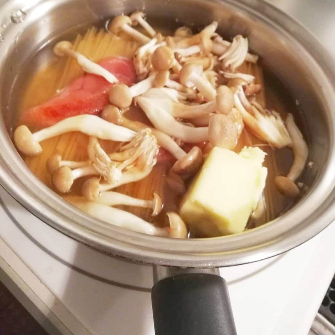 杉山由紀子さんのインスタグラム写真 - (杉山由紀子Instagram)「外食が続くとやはり体調も体型も変わるので😮 個人的にはおうちご飯がほんとに落ち着く✨ * 最近作ったご飯たち♥️ ここ最近はシュガーレディ( @sugarlady_official )で食材を調達することも増えました♪ * ☑️冷凍マンゴーをつかった、お手製マンゴープリン ☑️具からミンチ♪ワンタンスープ ☑️ナシゴレン ☑️ウィンナーロール ☑️ビビンバ ☑️茶碗蒸し ☑️入れるだけ、一発パスタ などなど✨✨ * みんなに意外と食べるねといわれます😋笑 * 食べて元気に健康的に痩せるのが私のモットー🎵 食べないダイエットはしません🈲 * 今度ダイエットについて書こうかな☺️ 私自身も7キロくらい痩せたので🎵🎵 * すっぴんで失礼しました🙏♥️笑 * #シュガーレディ #sugarlady #PR #冷凍食品 #クッキング #料理 #cooking #cook #おうちごはん #パスタ #デザート #マンゴー #ビビンバ #茶碗蒸し #ダイエット」8月26日 11時57分 - yukikosugiyama