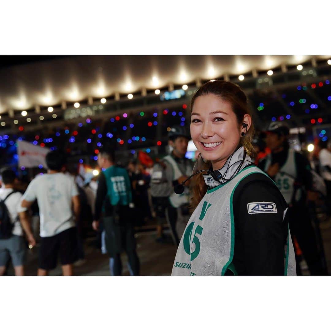 井澤エイミーのインスタグラム：「鈴鹿10H無事完走。  昨年に引き続きピットリポーターやらせて頂きました。 お声がけくださったテレビ大阪さん、GYAOさん、BSテレ東さん、ありがとうございました！  勝者インタビューは国際映像で全世界に配信されたんだってー！うれしぃー！  まーじーで、楽しかった♬  この一言につきますね( ・∇・) ピットが大好き、を改めて感じさせてくれた長ーい夏がこれで幕を閉じます。  耐久専門ですか？と最近よく聞かれますが、そうでしたね今年は... 24時間×3＋10時間の計82時間w  アドミラルの靴と共に歩き通しました(^-^) ひとまずまたレーシングスーツ姿はお預けですね、なんだか寂しい気持ちもありますが。  またどこかでリポートできる日を楽しみにしてます(^○^) って言ってる間に！！2週間後にはオートポリス！！九州のみなさーん♡楽しみにしてまーーーす！(ピットではなく英語実況だ！) とりあえず、 鈴鹿10Hお疲れ様でしたッヽ(´▽｀)/ #鈴鹿10h #suzuka10h #pitreporter #japan #admiral #ピットリポーター #疲れてて気の利いたハッシュタグが思いつかないやw #10時間歩き通しました #5スティントくらいだったかな 笑」