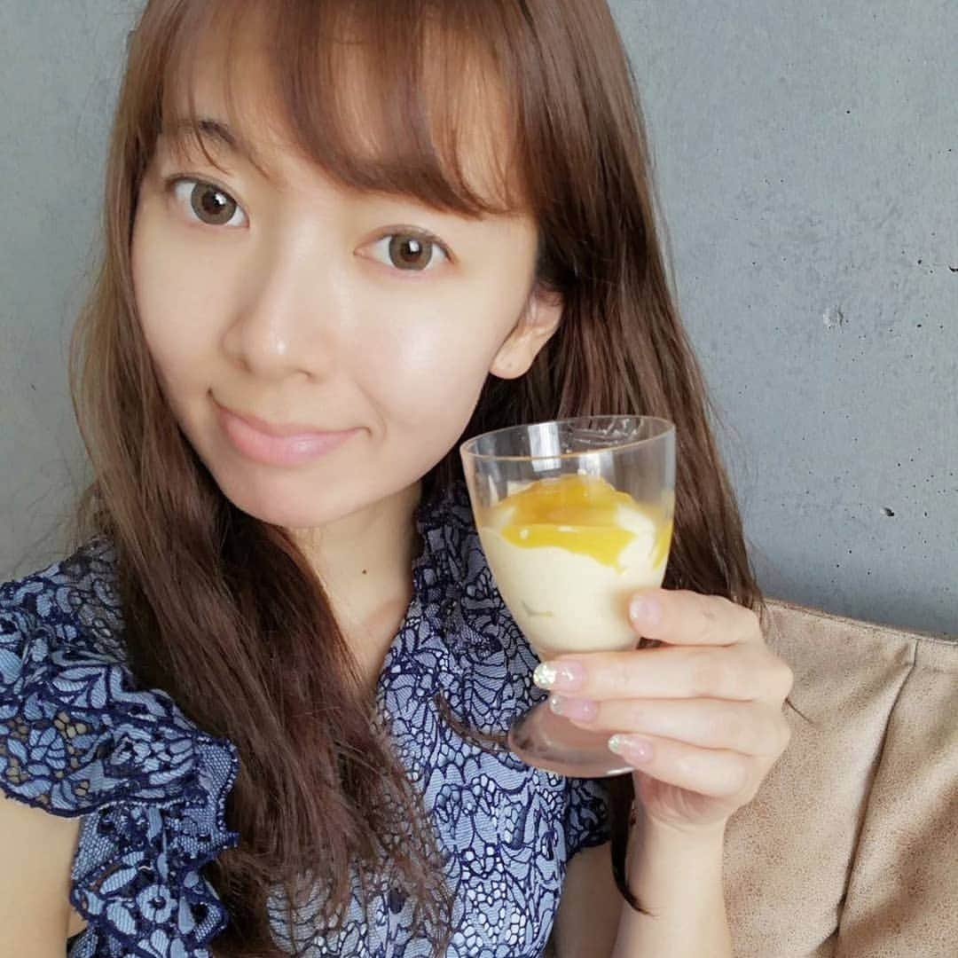 杉山由紀子のインスタグラム：「外食が続くとやはり体調も体型も変わるので😮 個人的にはおうちご飯がほんとに落ち着く✨ * 最近作ったご飯たち♥️ ここ最近はシュガーレディ( @sugarlady_official )で食材を調達することも増えました♪ * ☑️冷凍マンゴーをつかった、お手製マンゴープリン ☑️具からミンチ♪ワンタンスープ ☑️ナシゴレン ☑️ウィンナーロール ☑️ビビンバ ☑️茶碗蒸し ☑️入れるだけ、一発パスタ などなど✨✨ * みんなに意外と食べるねといわれます😋笑 * 食べて元気に健康的に痩せるのが私のモットー🎵 食べないダイエットはしません🈲 * 今度ダイエットについて書こうかな☺️ 私自身も7キロくらい痩せたので🎵🎵 * すっぴんで失礼しました🙏♥️笑 * #シュガーレディ #sugarlady #PR #冷凍食品 #クッキング #料理 #cooking #cook #おうちごはん #パスタ #デザート #マンゴー #ビビンバ #茶碗蒸し #ダイエット」