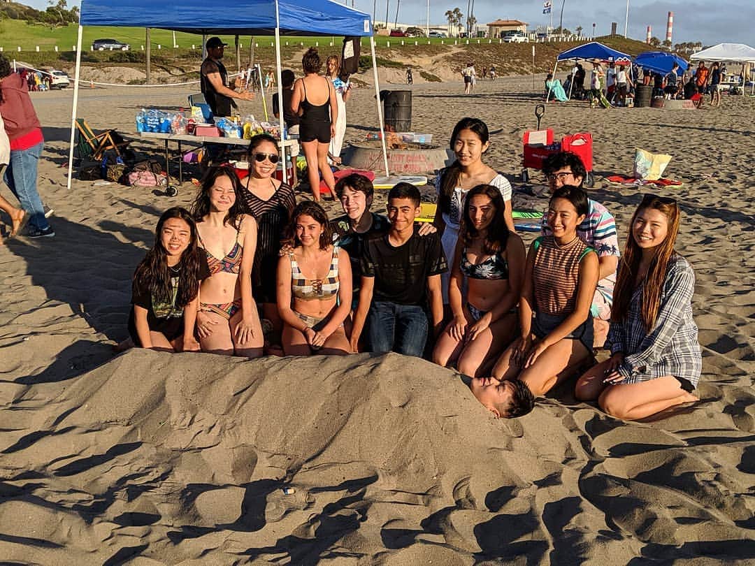 ベアトリサ・リャンのインスタグラム：「Where's Nathaniel? 👀 💜💜💜 #LAITBeachParty #losangelesicetheater #LAIT #laitjuniors #laitseniors #beach」