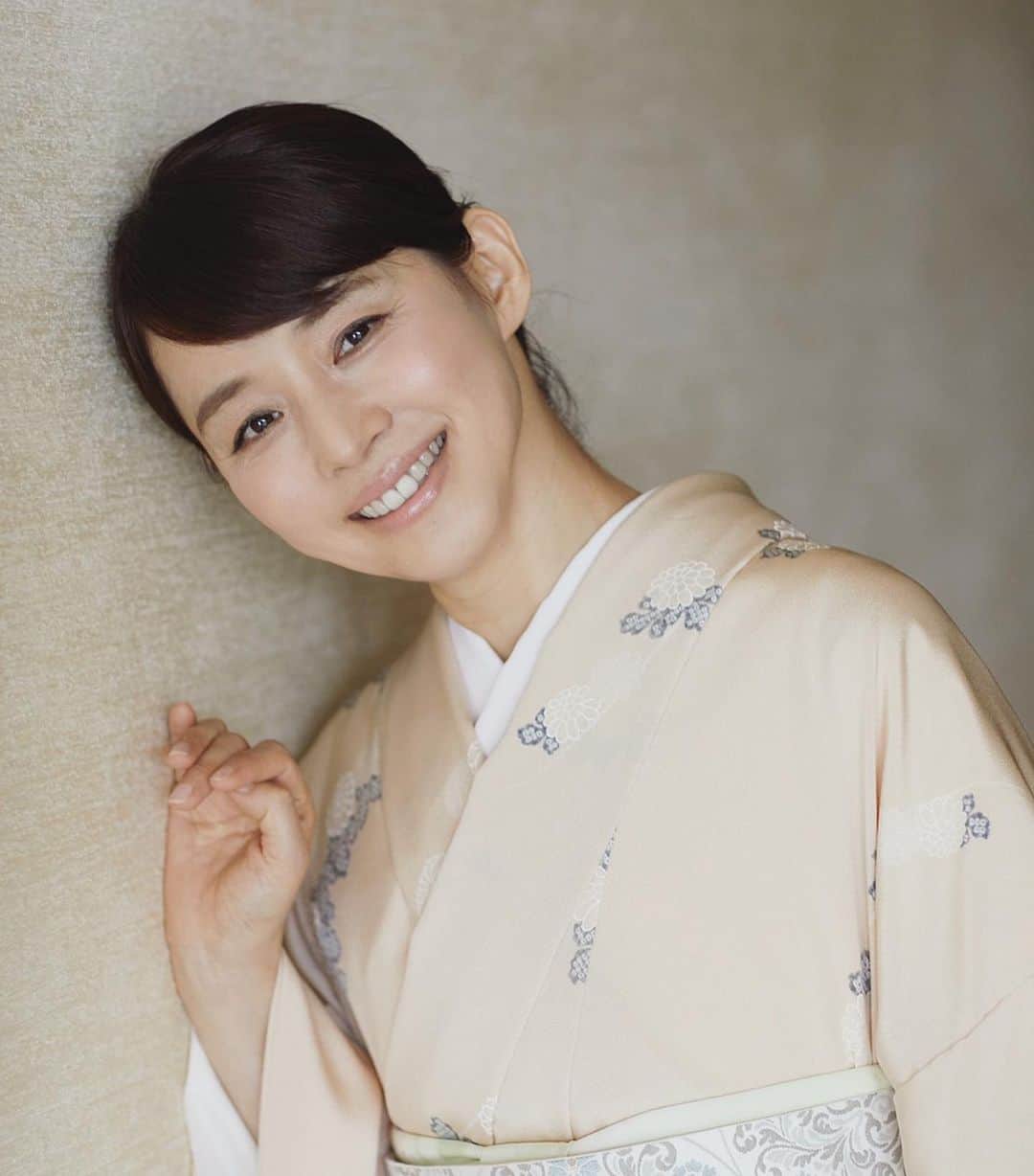石田ゆり子さんのインスタグラム写真 - (石田ゆり子Instagram)「美しいキモノ の 撮影にて。 着物を着ると 心の奥深くから じんわりと 幸せな気持ちになります。 今回も 本当に素敵な 美しい着物を 着せていただきました。 感謝でいっぱいです。 #美しいキモノ」8月26日 12時04分 - yuriyuri1003