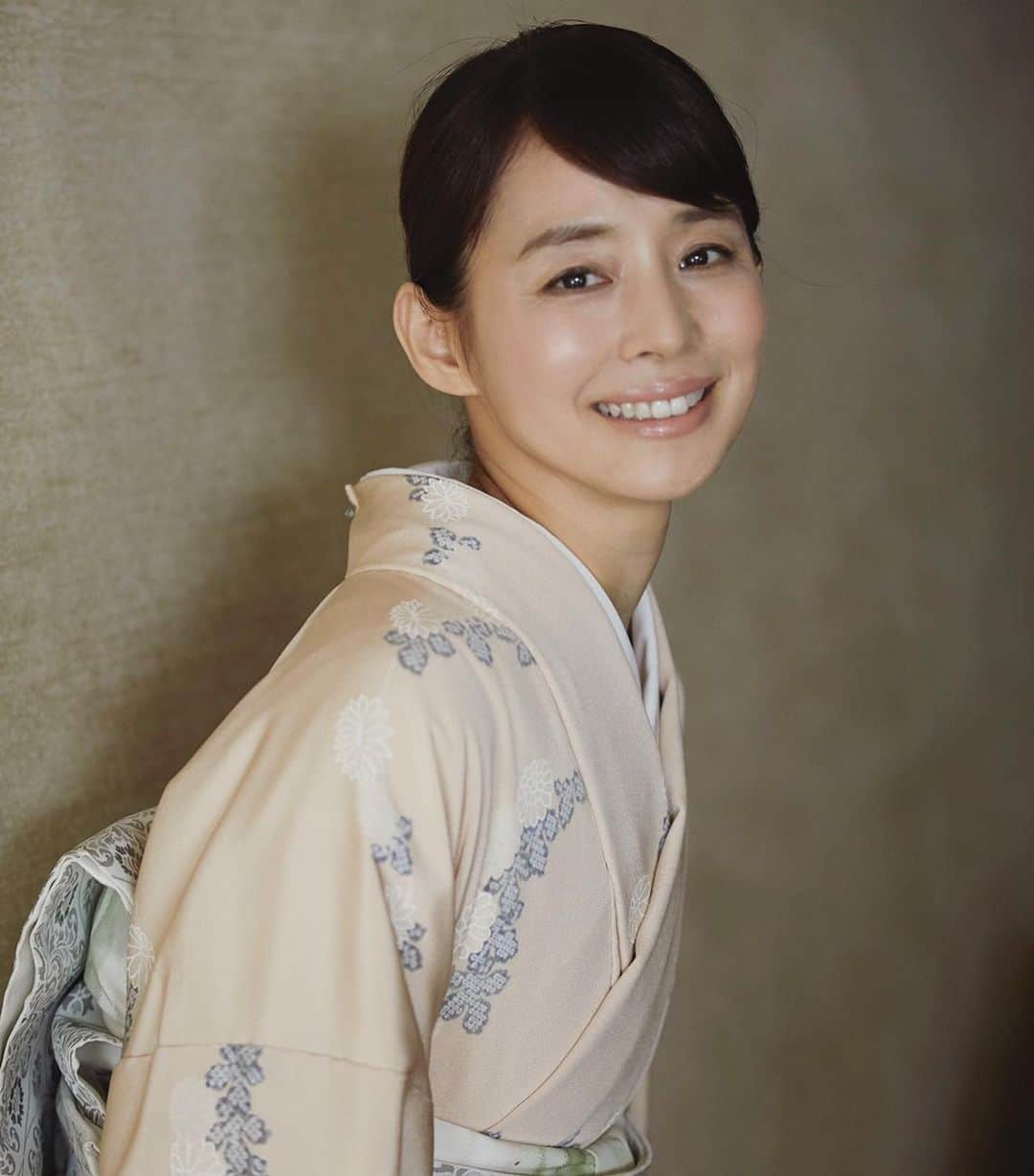 石田ゆり子さんのインスタグラム写真 - (石田ゆり子Instagram)「美しいキモノ の 撮影にて。 着物を着ると 心の奥深くから じんわりと 幸せな気持ちになります。 今回も 本当に素敵な 美しい着物を 着せていただきました。 感謝でいっぱいです。 #美しいキモノ」8月26日 12時04分 - yuriyuri1003