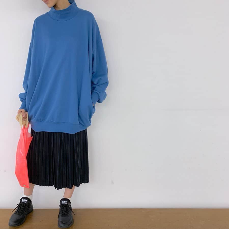 ネ・ネットさんのインスタグラム写真 - (ネ・ネットInstagram)「【BIG裏毛 ￥10,000+tax】  ハイネックのプルオーバー。無地で定番素材ながらも特徴的なシルエットで大人の着こなしが楽しめるトップスです。サイドにスラッシュポケットつき。  #ネネット #nenet #新作 #new #autumn #winter #2019 #collection #fashion #tokyo #japan #大人カジュアル #大人ネネット #otona_nenet #BIG裏毛」8月26日 12時06分 - nenet_official