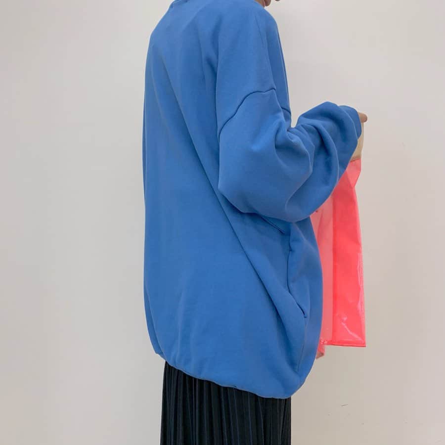 ネ・ネットさんのインスタグラム写真 - (ネ・ネットInstagram)「【BIG裏毛 ￥10,000+tax】  ハイネックのプルオーバー。無地で定番素材ながらも特徴的なシルエットで大人の着こなしが楽しめるトップスです。サイドにスラッシュポケットつき。  #ネネット #nenet #新作 #new #autumn #winter #2019 #collection #fashion #tokyo #japan #大人カジュアル #大人ネネット #otona_nenet #BIG裏毛」8月26日 12時06分 - nenet_official