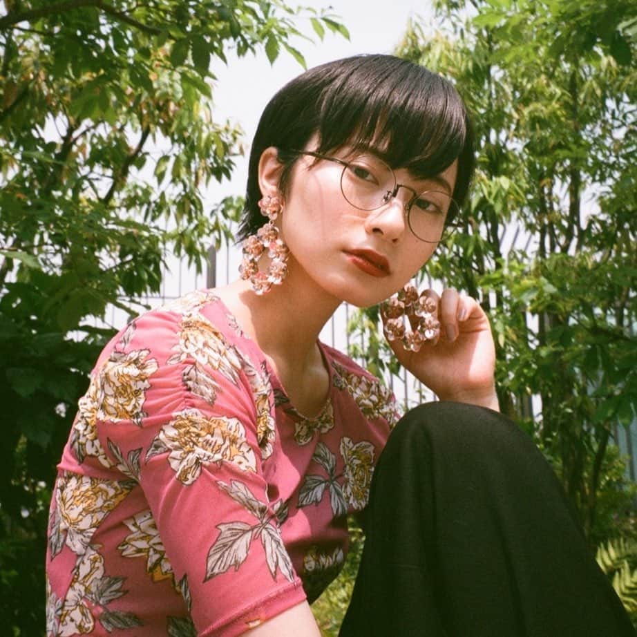 Zoff Officialのインスタグラム：「AUTUMN CLASSIC / ZY192023_57F1 Model @_sleep_tommy_ 花柄の華やかなトップスには、スタイリングに溶け込む細身のラウンドフレームを合わせて。 取り入れるだけでクラシカルなムードになる定番のラウンドフレームは、ユニセックスでも使用できます。 #Zoff #FASHION #eyewearstyle #メガネ #ゾフ女子 #Zoffコーデ #スカイツリータウン #ソラマチ店 #東京 #tokyo」