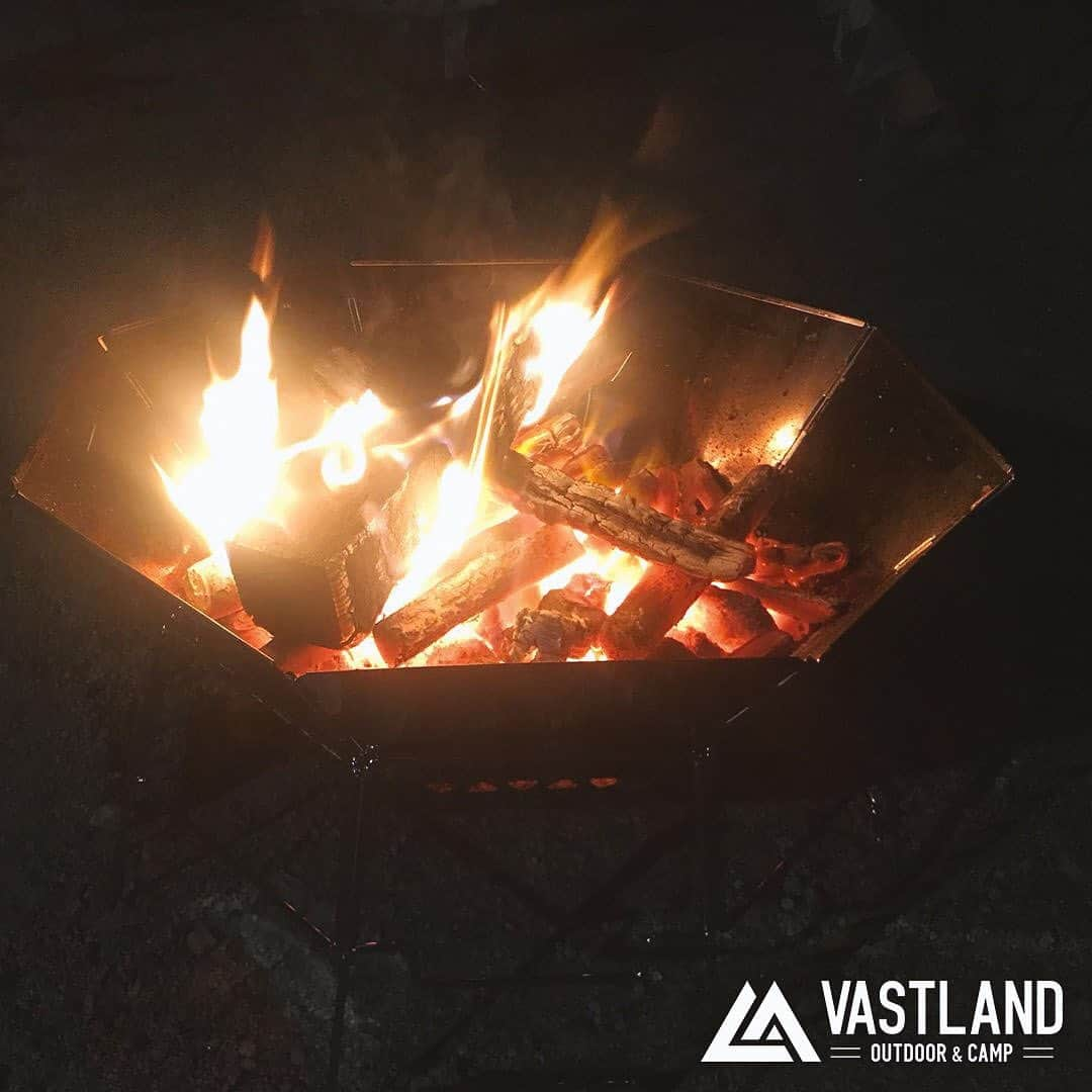 VASTLANDさんのインスタグラム写真 - (VASTLANDInstagram)「【VASTLAND×REPOST】 . .. 朝晩は涼しい風を感じるようになってきたものの、日中はまだまだ暑さが残ります🌞💦 . 快適な秋キャンプシーズンが待ち遠しいですねー🏕🍠🍁……🎃💭 . .. オクタゴンロは焼き網面が広いのでいろんな食材をまとめて調理することが可能です🥘 . 焚き火のハイシーズン前に是非チェックしてみてください✅ . 投稿頂きありがとうございました😊 . .. Photo by  @makomako.camp 様 . .. VASTLAND公式アカウントでのリポスト希望の方は【#VASTLANDリポート】を付けてVASTLAND製品をご投稿ください！ . .. ・掲載ギア・ #オクタゴンロ . .. ▲▽掲載ギアはプロフィールのリンク（ @vastland.jp )もしくは、画像をタップしてチェック！▽▲ . .. ※コメントやDMに返信できない場合がございますので、製品やサポートに関するお問い合わせは、弊社問い合わせフォームからよろしくお願いします。 . .. #VASTLAND #ヴァストランド #キャンプ #camp #キャンプ好きな人と繋がりたい #キャンプギア #キャンプ道具 #キャンプ用品 #ソロキャンプ #デイキャンプ #ファミリーキャンプ #ファミキャン #グルキャン #ソロキャン #オートキャンプ #キャンプ女子 #キャンプ初心者 #キャンパー #キャンプ好き #キャンプしたい #⛺️ #🏕 #たきび #焚き火 #焚き火台 #キャンプファイア #キャンプファイアー」8月26日 12時17分 - vastland.jp