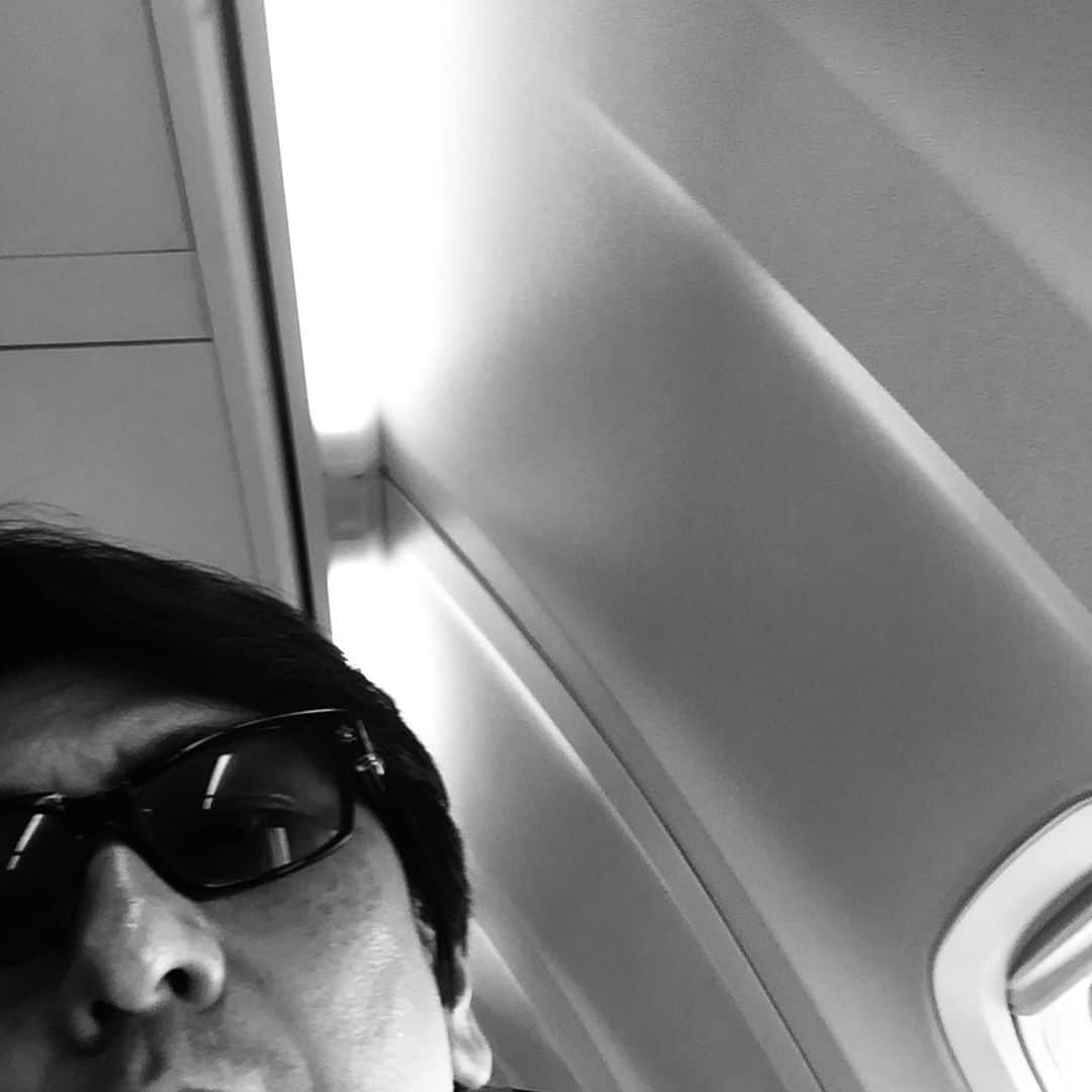川崎麻世さんのインスタグラム写真 - (川崎麻世Instagram)「‪東京帰ります。‬ ‪朝飯をホテルで食べて、ランチは空港で辛味噌ネギラーメンを食べた🍜 ‪辛くて美味かった。後ろの席で年配の女性が同じラーメンを頼んで咳き込んでいた。やっぱり💦」8月26日 12時10分 - mayokawasaki