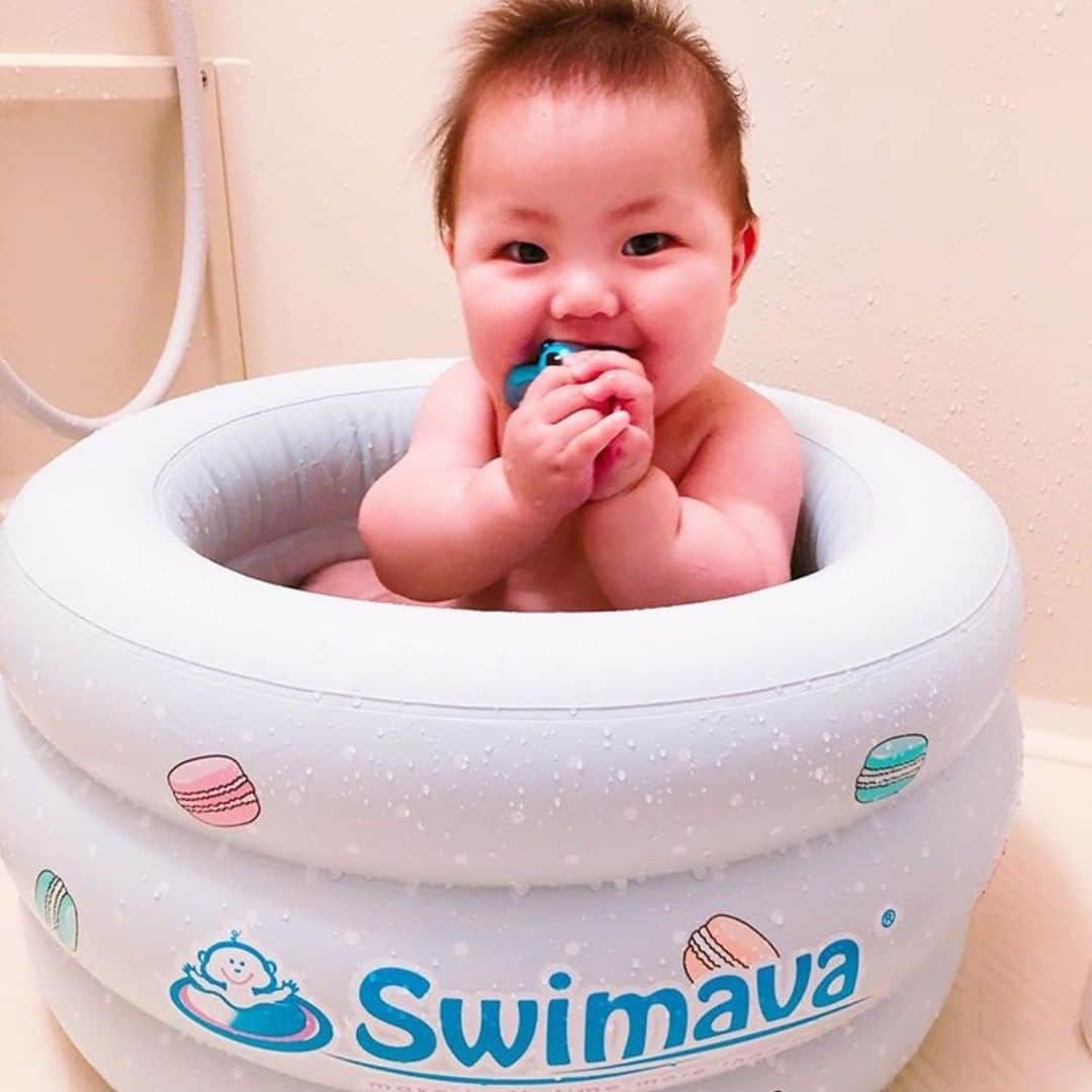 スイマーバジャパンさんのインスタグラム写真 - (スイマーバジャパンInstagram)「本日の#スイマーバベビー のご紹介🙌 入浴中もニコニコスマイル😊✨ ママへのほほ笑み、可愛らしいですね～♥ おもちゃと一緒で楽しそう♪ @atanihylno さま、素敵なお写真ありがとうございました！ : #スイマーバベビー を付けて投稿頂いた中から @swimava_japanにてご紹介させていただきます☺️ 素敵なベビちゃんのお写真・ムービーお待ちしています♪ : #スイマーバベビー を付けて投稿頂いた中から #Swimava#スイマーバ#マカロンバス#首リング#ボディリング#スポーツ知育#快眠#ベビープール#ベビーバス#沐浴#生後4ヶ月#寝かしつけ#プレスイミング#全身運動#親子のコミュニケーション」8月26日 12時10分 - swimava_japan