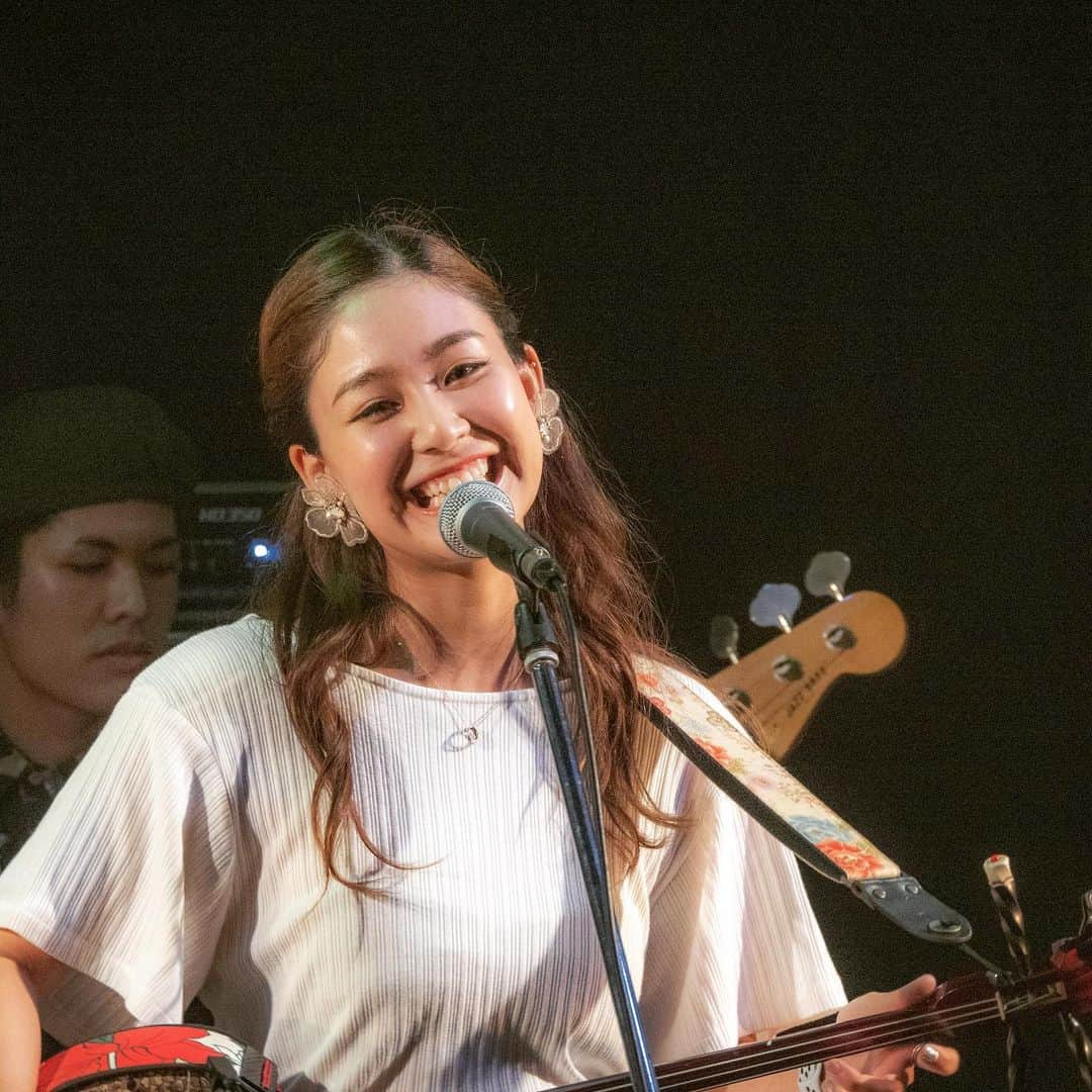 be-o編集部さんのインスタグラム写真 - (be-o編集部Instagram)「この夏みなさんはフェスやLIVEへ出かけましたか❓🚶🏻‍♂️🚶🏻‍♂️🚶🏻‍♀️🚶🏻‍♂️🚶🏻‍♀️ be-oガールOB、三線担当の『かーなー』とギター『なみなみ』ユニット👯 いーどぅし 約２年ぶりの沖縄での単独ライブ🎸☆♬にお呼ばれしちゃいました❤️ ３年ぶりにリリースした #OKINAWANBLUE レコ発ライブには 弟分の #HoRookies 🎹🥁🎤🎸 湘南乃風 若旦那のLIVEで知り合ったヒューマンビートボックス #TK 🎤🥁を迎えて 大もりあがり( 'ω' و(و"♪ 後半には、#YouTube 再生回数250万件超えの『海の声』をHoRookiesと一緒に熱唱(*´○`)o¶~~♪ 圧倒の歌唱力はトリハダ…  CD📀もいいけどやっぱりLIVEでの臨場感はいい！d(˙꒳​˙* )  @beo.okinawa @cana_singer @naminami.idushi @t.k_beatbox @horookies  #beo #beauty #okinawa#beautyokinawa #いーどぅし #いーどぅしかーなー #いーどぅしなみなみ #沖縄 #沖縄音楽 #LIVEHOUSEMODS #HoRookies #ホルキーズ #ホルどぅし #ほるどぅし#BEGIN #海の声  #沖縄 #音楽 #三線 #沖縄音楽 #ライブハウス #モッズ」8月26日 12時11分 - beo.okinawa