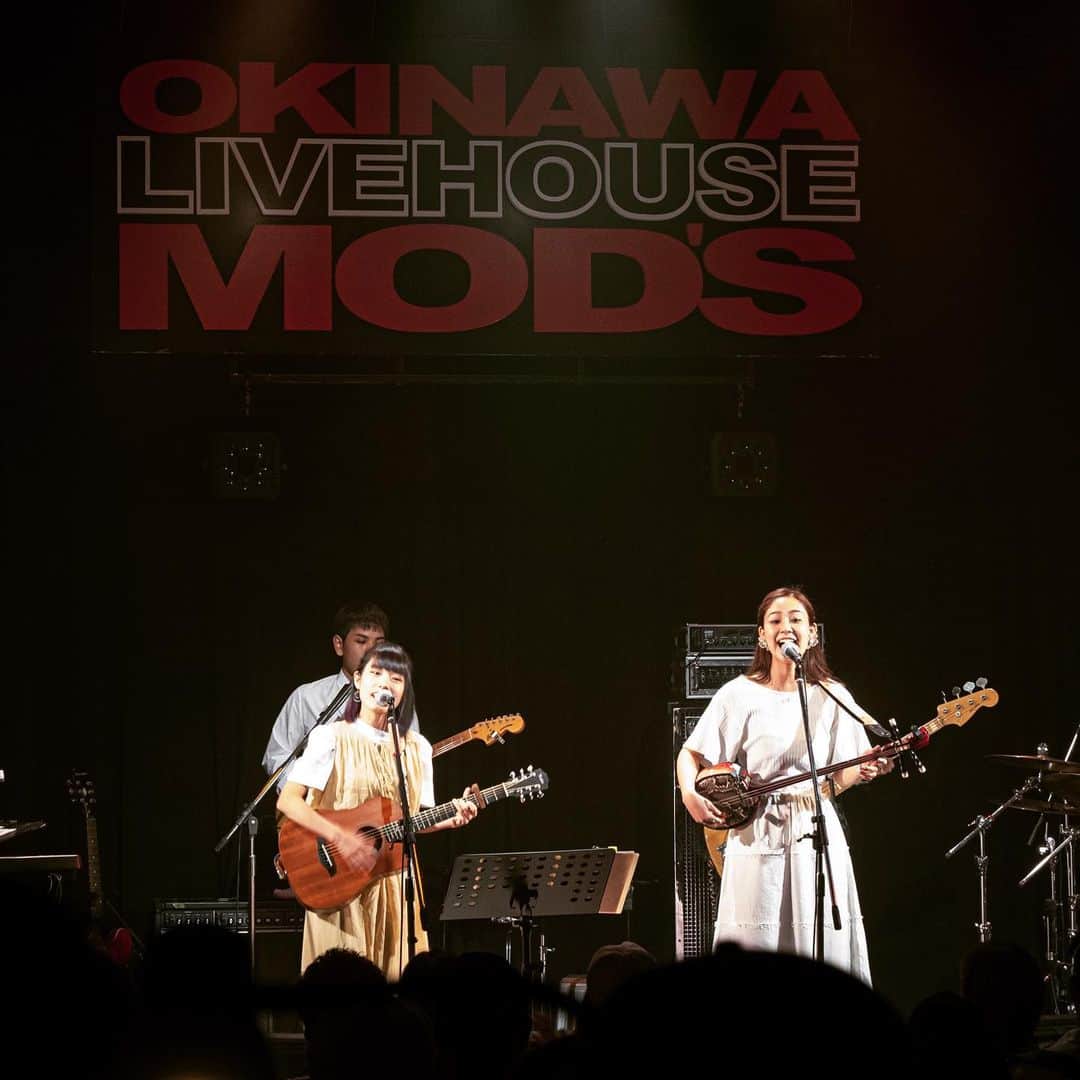 be-o編集部のインスタグラム：「この夏みなさんはフェスやLIVEへ出かけましたか❓🚶🏻‍♂️🚶🏻‍♂️🚶🏻‍♀️🚶🏻‍♂️🚶🏻‍♀️ be-oガールOB、三線担当の『かーなー』とギター『なみなみ』ユニット👯 いーどぅし 約２年ぶりの沖縄での単独ライブ🎸☆♬にお呼ばれしちゃいました❤️ ３年ぶりにリリースした #OKINAWANBLUE レコ発ライブには 弟分の #HoRookies 🎹🥁🎤🎸 湘南乃風 若旦那のLIVEで知り合ったヒューマンビートボックス #TK 🎤🥁を迎えて 大もりあがり( 'ω' و(و"♪ 後半には、#YouTube 再生回数250万件超えの『海の声』をHoRookiesと一緒に熱唱(*´○`)o¶~~♪ 圧倒の歌唱力はトリハダ…  CD📀もいいけどやっぱりLIVEでの臨場感はいい！d(˙꒳​˙* )  @beo.okinawa @cana_singer @naminami.idushi @t.k_beatbox @horookies  #beo #beauty #okinawa#beautyokinawa #いーどぅし #いーどぅしかーなー #いーどぅしなみなみ #沖縄 #沖縄音楽 #LIVEHOUSEMODS #HoRookies #ホルキーズ #ホルどぅし #ほるどぅし#BEGIN #海の声  #沖縄 #音楽 #三線 #沖縄音楽 #ライブハウス #モッズ」