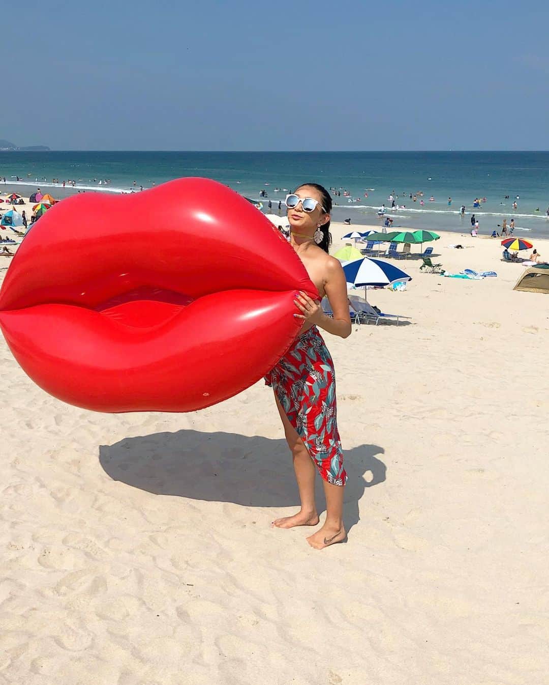 DJ JUICYさんのインスタグラム写真 - (DJ JUICYInstagram)「あ〜 もぅ〜海行けないかなぁ〜🏖💦 くちびるデッカくなっちゃった💋😆👂 って、何度もやりながら写真🤳🤣 シュールなのがツボww  風で飛ばされるし、ちょっとデカすぎて持つの大変だけど、、、愛着わいて可愛くなってくるんだよー😭  あーデッカいくちびるちゃん💋もう一回くらい使いたい😚❤️💙✨ #海 #夏 #💋 #beach#juicy#summer#裸足でもNIKE」8月26日 12時32分 - dj_juicy0912