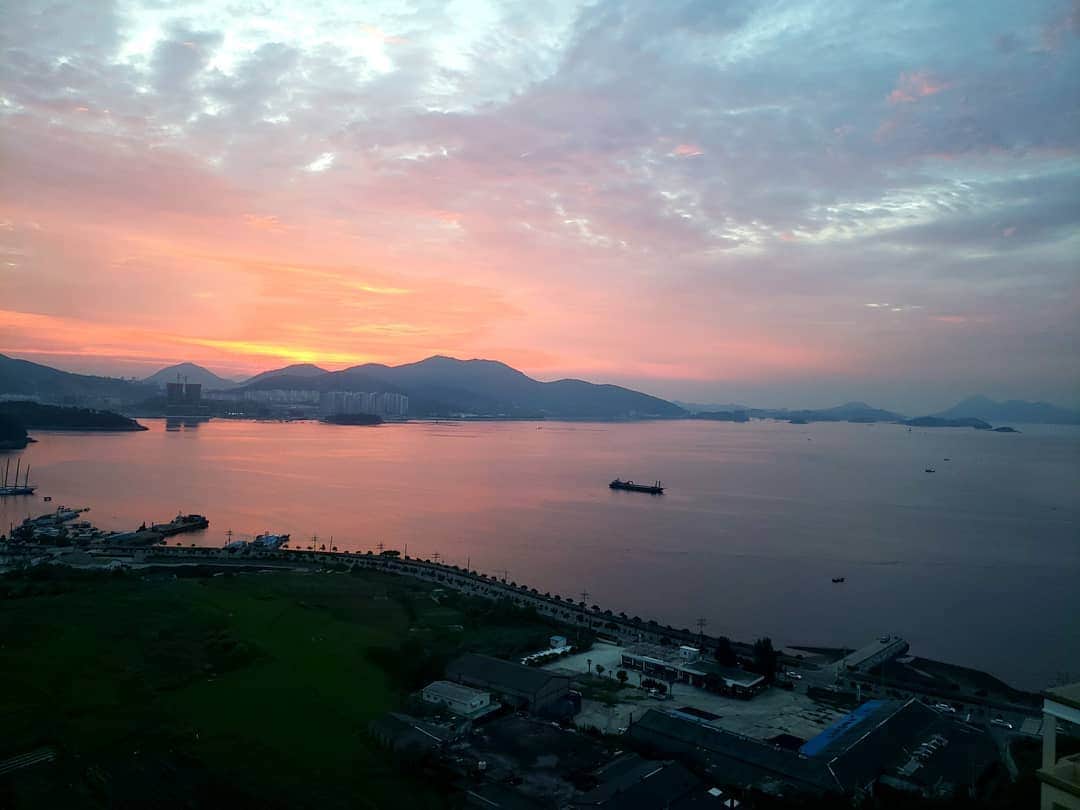 池田香織のインスタグラム：「#seoulwebfest2019  楽しい時間をありがとうございました🙆🎵 バタバタだったので今年はソウル観光は出来ませんでしたが、主催の方のご厚意でヨスを堪能することができました😊  ホテルの窓からの朝焼けも美しかったです🌄  #ヨス #yeosu」