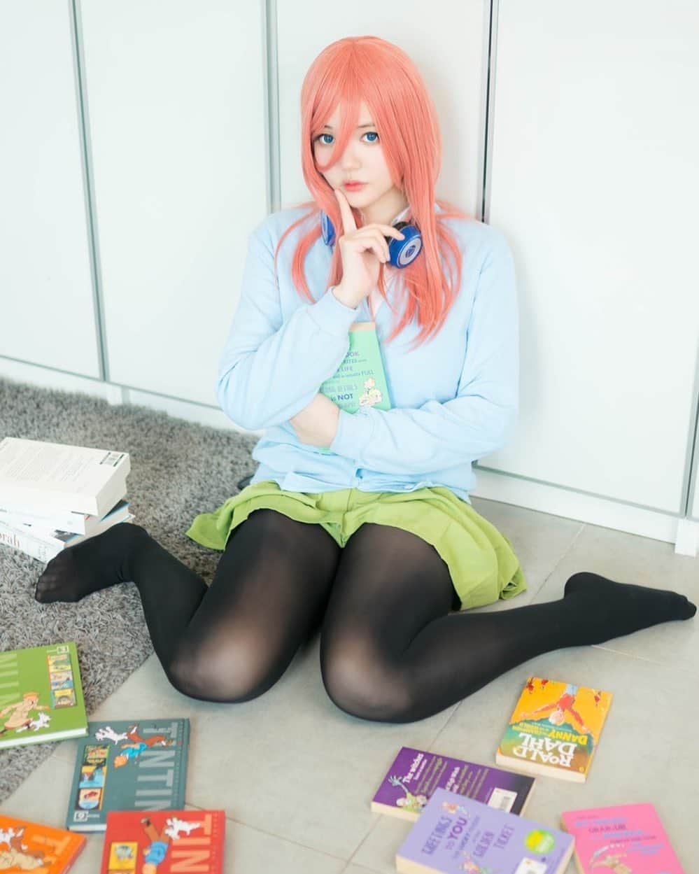 YingTzeさんのインスタグラム写真 - (YingTzeInstagram)「Miku Nakano from Quintessential Quintuplets 🐈❤️ ( I don’t have Japanese Study Books so TinTin and Roald Dahl will do . 😂 ) _ I like black stockings a lot and I got these from H&M . Didn’t like it when I first wore it because I think that it’s too thick ~ but when I started editing the photos , I kinda like the shine glossy look of it . 😂 _ Miku Nakano HD Set ( 24 photos ) is available as reward for August Patreon. ❤️ ▶️ www.patreon.com/yingtze 📸 @17.ambition  #blessed #quintessentialquintuplets #gotoubunnohanayome #nakanomiku #stocking」8月26日 12時35分 - yingtze