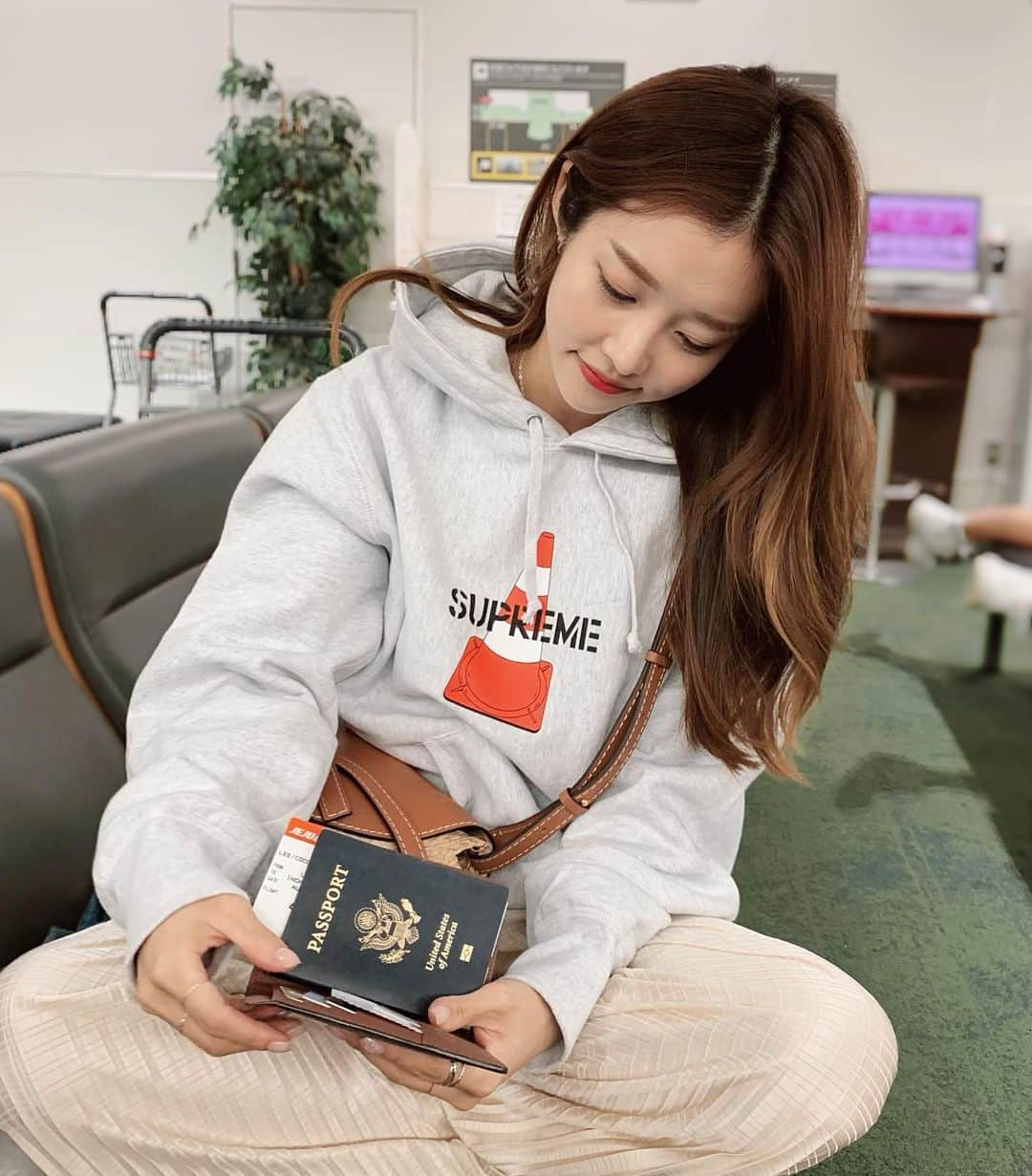 COCO さんのインスタグラム写真 - (COCO Instagram)「어디로갈까요😛 Ready to ✈️ #슈프림 #supreme ⚠️」8月26日 12時28分 - rilaccoco