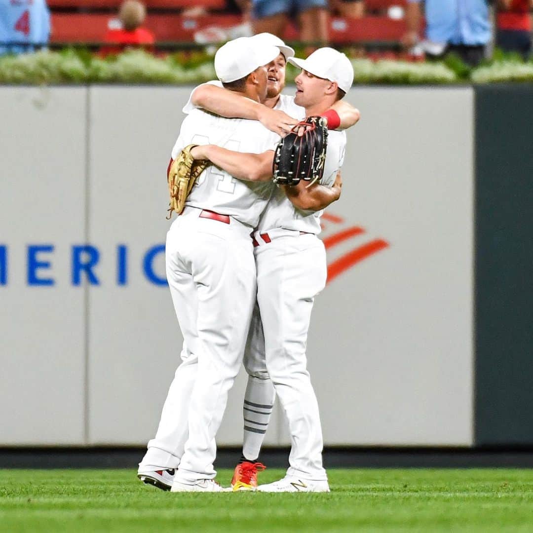 セントルイス・カージナルスさんのインスタグラム写真 - (セントルイス・カージナルスInstagram)「🤗 Hugs 🤗 For 🤗 All」8月26日 12時28分 - cardinals
