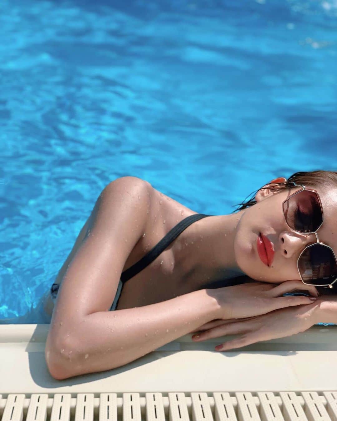 平アスカさんのインスタグラム写真 - (平アスカInstagram)「. プール気持ちよすぎた👙💖 子どもたちが楽しく遊んでるのみると ハッピーなきもちになるね🥰 今週もがんばりしょう‼️😊 #pool #chill #happy #bikini #summer」8月26日 12時31分 - asucataira