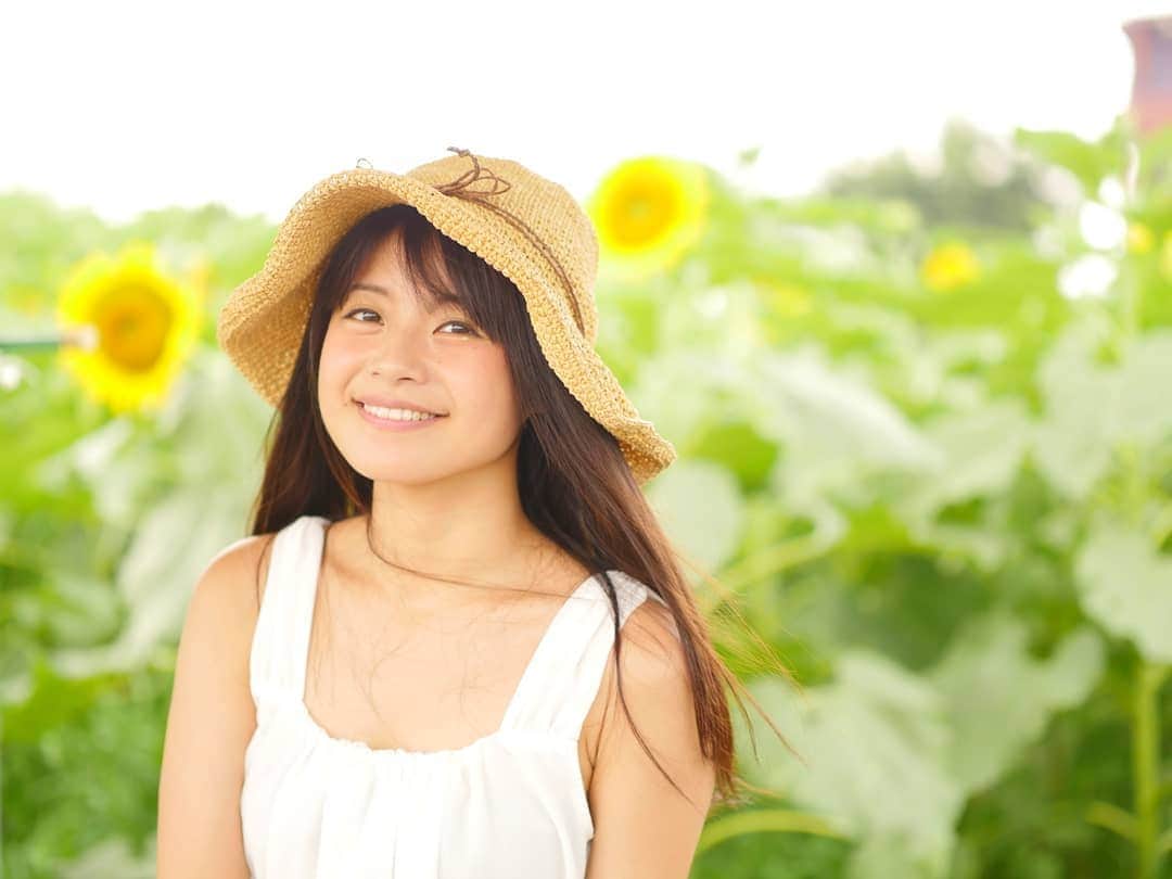 柚月美穂のインスタグラム：「. . . 🌻☺︎🌻☺︎🌻☺︎ . . . 先日 あっきのお仕事用素材を 撮ってきました📷 . . あっき(藤原亜紀乃ﾁｬﾝ)は 私の最後の舞台で妹役をやってくれた 生涯最後の妹です(笑) . . 妹のはずなのに 背景とあっきの無邪気さ相まって どっからどう見ても 田舎に遊びに来た孫感が出てしまいました。🥺← . . あっきお仕事いっぱい頑張ってるもんね。 どうか写真から良さが伝わりますように☺︎ お仕事増えろ〜🙏 . . ｷﾛｸ用にいくつかpostします☺︎ . . #藤原亜紀乃  #恵比寿マスカッツ #素材撮り .  #lumix #lumixgh4 #GH4 #leica  #42mm (42.5mm) #85mm #12mm  #60mm #24mm #120mm . #ひまわりガーデン武蔵村山」