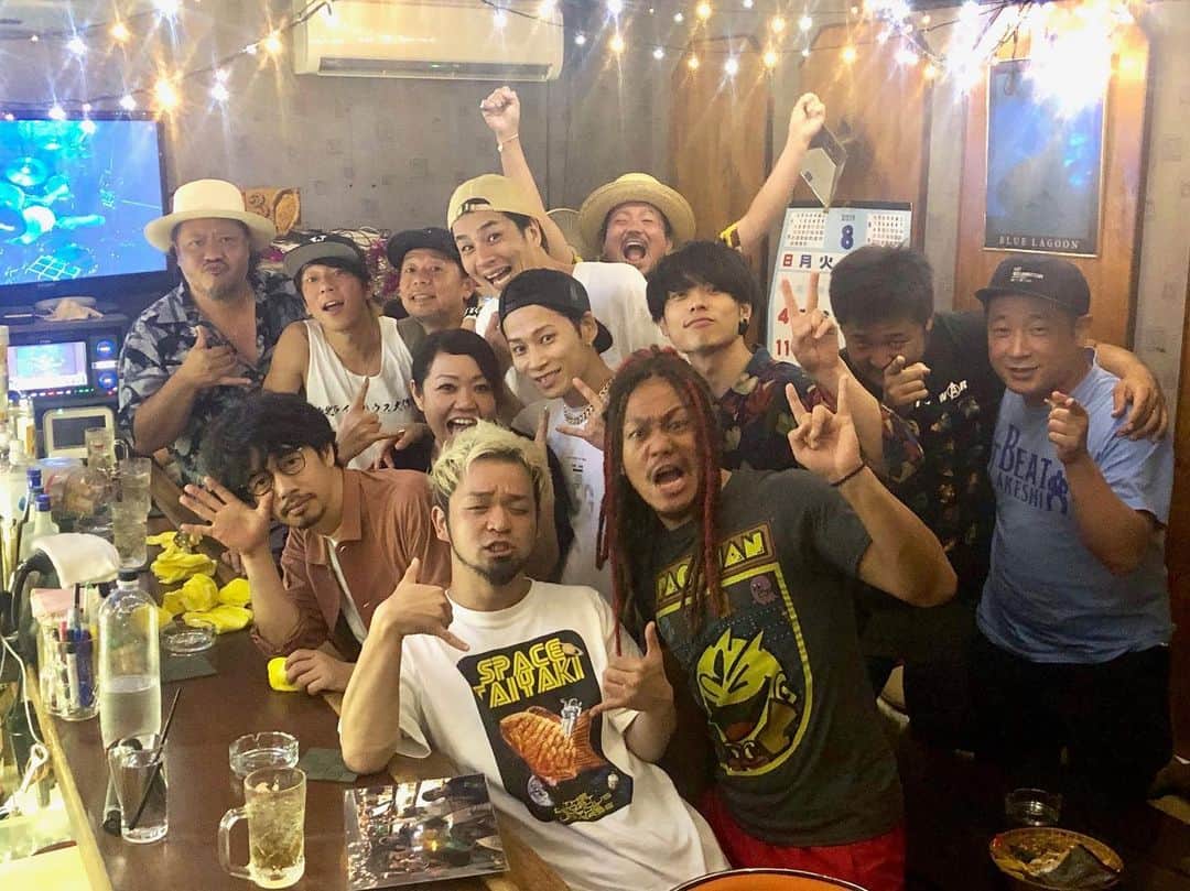 マキシマム ザ ホルモンのインスタグラム：「モンバス、今年も楽しかったー！‬﻿ MCで話した通り『あなたの番です』は録画に任せて今年もゲイバーへ。笑﻿ SHISHAMOも連れて行きたかったけど、ライブ後会場で会えず、そもそも連絡先を知らなかった、いう根本的痛恨のミス！涙﻿ 手は尽くしたものの本人まではたどり着けなかった…無念！﻿ でも気がつけばこんなメンツで朝4時まで豪華絢爛カラオケw﻿ 君たち、さっきまで何万人を前に存分に歌ってきたやろ！まだ歌うんか！負けず嫌いか！っていうww﻿ ﻿ いやー、皆さん。﻿ ちょっと想像してみてくださいよ。﻿ ﻿ 細美さん、ゴッチ、キヨサク、TAKUYA∞が歌う﻿ 『シーソーゲーム』﻿ ﻿ なにこれ。涙﻿ 他にも、この人がこれ歌う？！﻿ まじかよ！﻿ うおおおおお！！！たまらん！！﻿ この声でこの曲！！！﻿ くぅぅぅううう！！！﻿ みたいな。涙﻿ あたしがバンドマンでもなく、みんなと友達とかでもなく、ただのキッズだったら完全即死レベルのカラオケ。﻿ ﻿ ちょっと！！﻿ どんなに金積んでもこんなカラオケ味わえないわよ！﻿ やだ！なによあんた！﻿ ずうずうしい！おだまりっ！﻿ ﻿ 盛り上がりすぎてゲイバーでバンドマンによるダイブ続出。笑﻿ そして何でそうなったのか記憶にないけど、誰が何を歌ってもサビで必ずゴッチが入ってくる鉄板の展開、おしっこちびるほどワロタw﻿ もう本当贅沢すぎて写真も動画もみんなに見せたいけど、みんなただのヨパライおじさんだしw 記録ではなく記憶に留めて、この一枚に全てを込めるわ。ごめんやでっ☆﻿ モンバス20周年おめでとう。﻿ そしてありがとう！﻿ ﻿ #monsterbash﻿ #マキシマムザホルモン﻿ #ASIANKUNGFUGENERATION﻿ #MONGOL800﻿ #MONOEYES﻿ #SaucyDog﻿ #SiM﻿ #UVERworld﻿ #四星球﻿ #ゲイバー参加希望バンドマンはホルモンと同じ日に出演希望出してください﻿ #SHISHAMOさん御連絡お待ちしております﻿ ﻿ byナヲ」