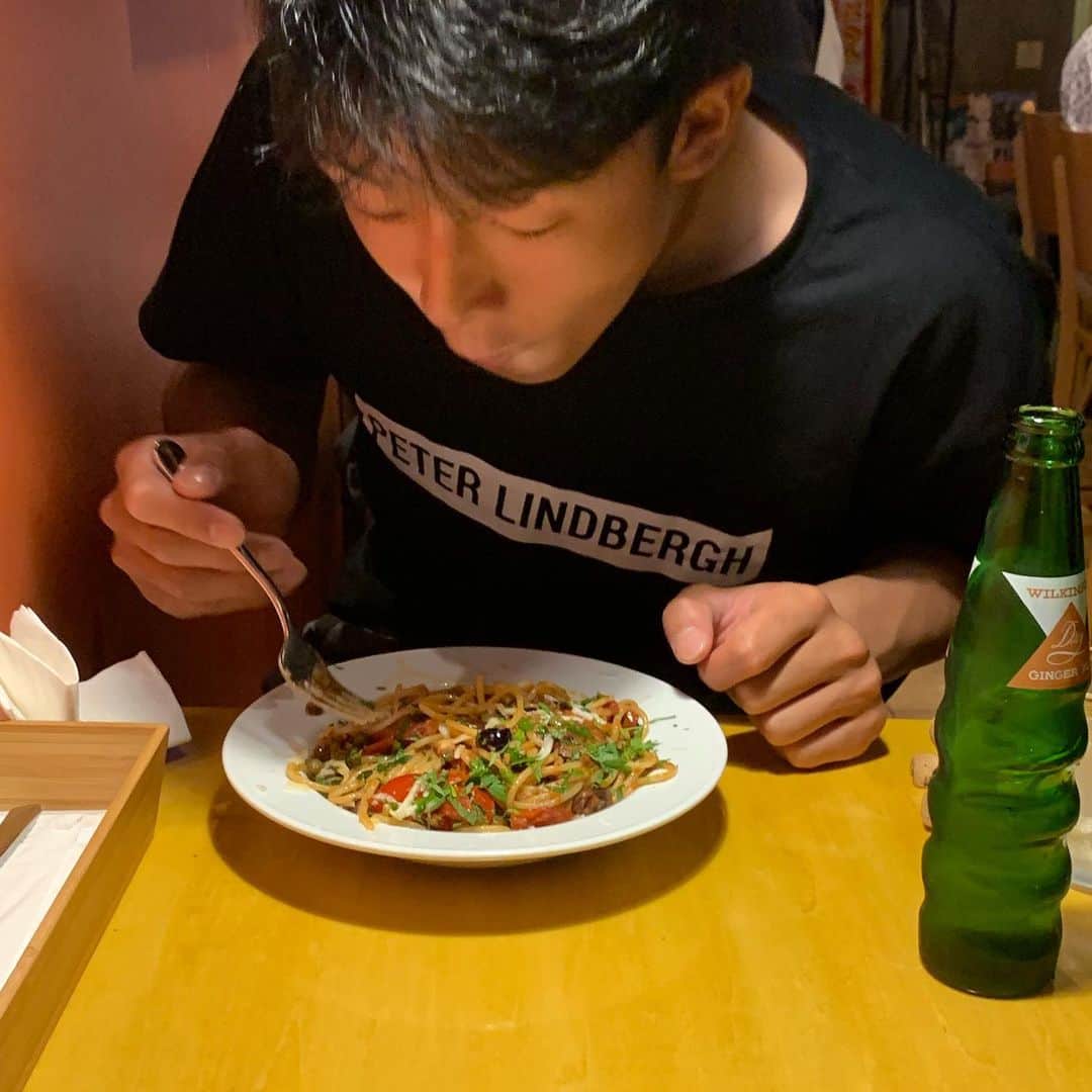 牧丈一郎さんのインスタグラム写真 - (牧丈一郎Instagram)「昨日ご飯食べに行ったけど、こいつの写真ばっか撮ってご飯の写真撮るん忘れてた。 #小幡竜平#やっとできた#後輩 #1番#舐めてるけど#なんやかんや#かわいい」8月26日 12時36分 - joichiro.maki