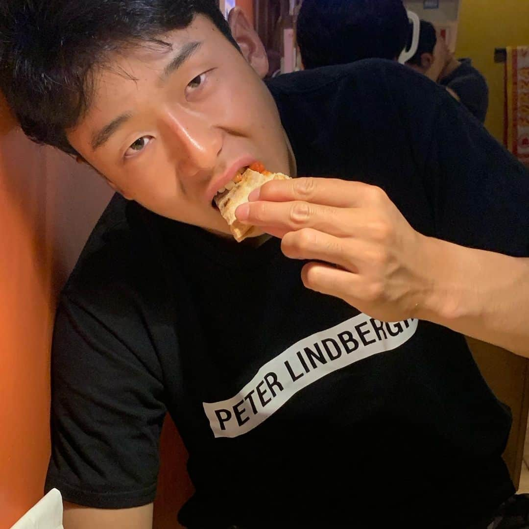 牧丈一郎のインスタグラム：「昨日ご飯食べに行ったけど、こいつの写真ばっか撮ってご飯の写真撮るん忘れてた。 #小幡竜平#やっとできた#後輩 #1番#舐めてるけど#なんやかんや#かわいい」