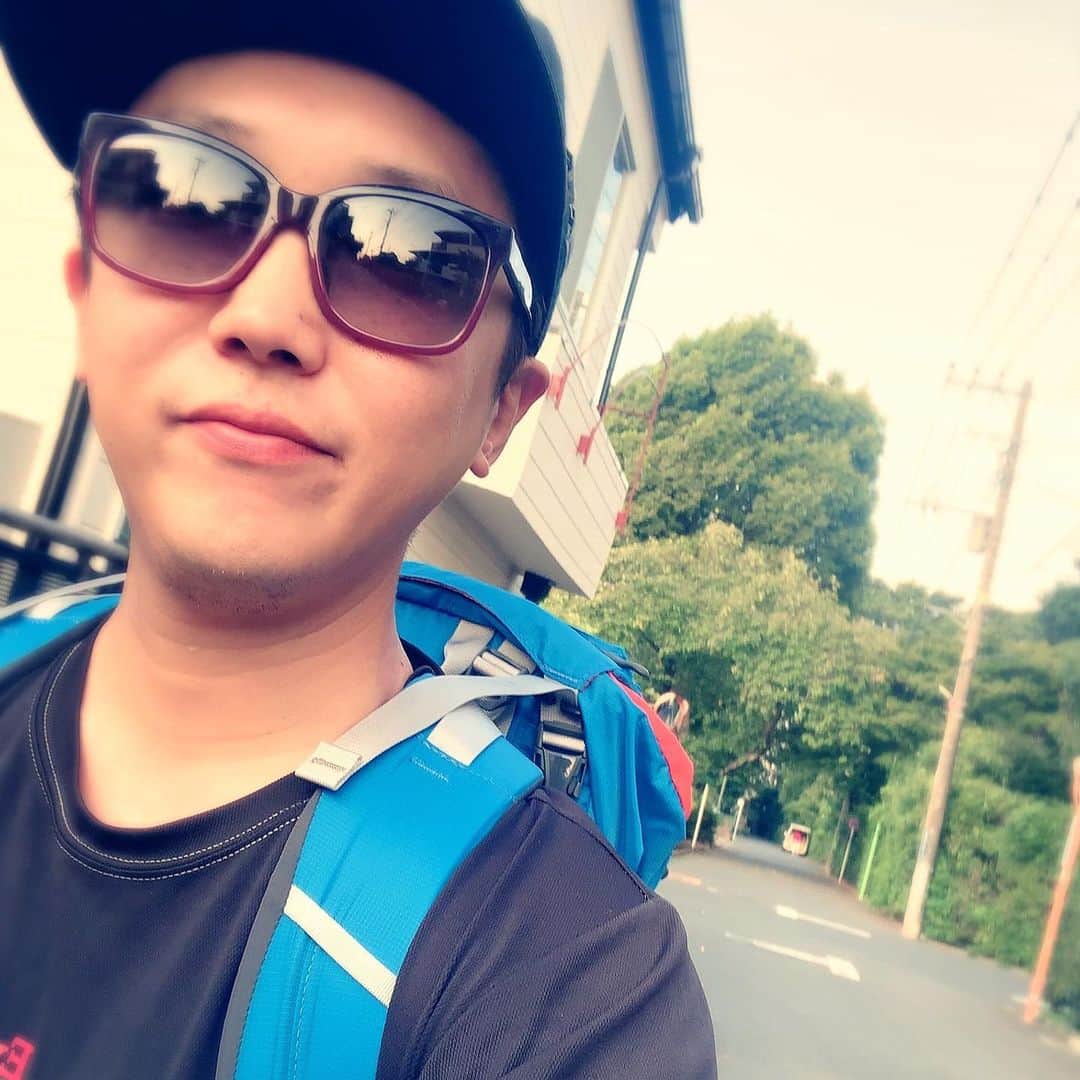 金子貴俊のインスタグラム：「20キロの荷物を背負ってウォーキング！だいぶ体なまってるー😭」