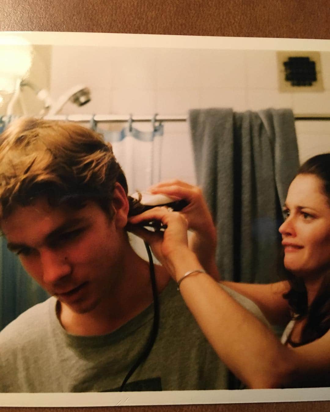 ロビン・タニーのインスタグラム：「This is me pretending that I knew how to give really good haircuts in my bathroom in nyc in the 90’s.」