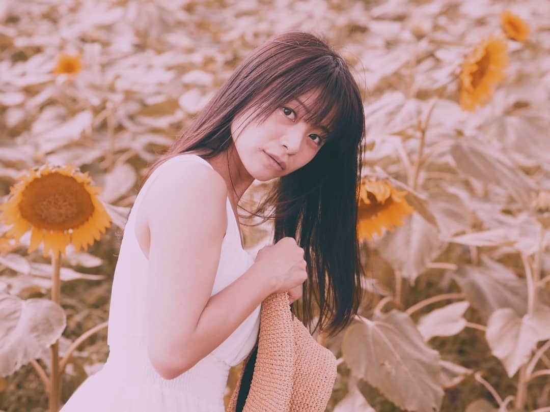柚月美穂のインスタグラム：「. . Part.�2 . . 笑顔とひまわりが トレードマークなので今回ひまわり畑に🌻 . . でもねぇちゃんは 時々見せるクールな顔も好きだよ☺︎ . . #藤原亜紀乃  #恵比寿マスカッツ #素材撮り .  #lumix #lumixgh4 #GH4 #leica  #42mm (42.5mm) #85mm #12mm  #60mm #24mm #120mm . #ひまわりガーデン武蔵村山」