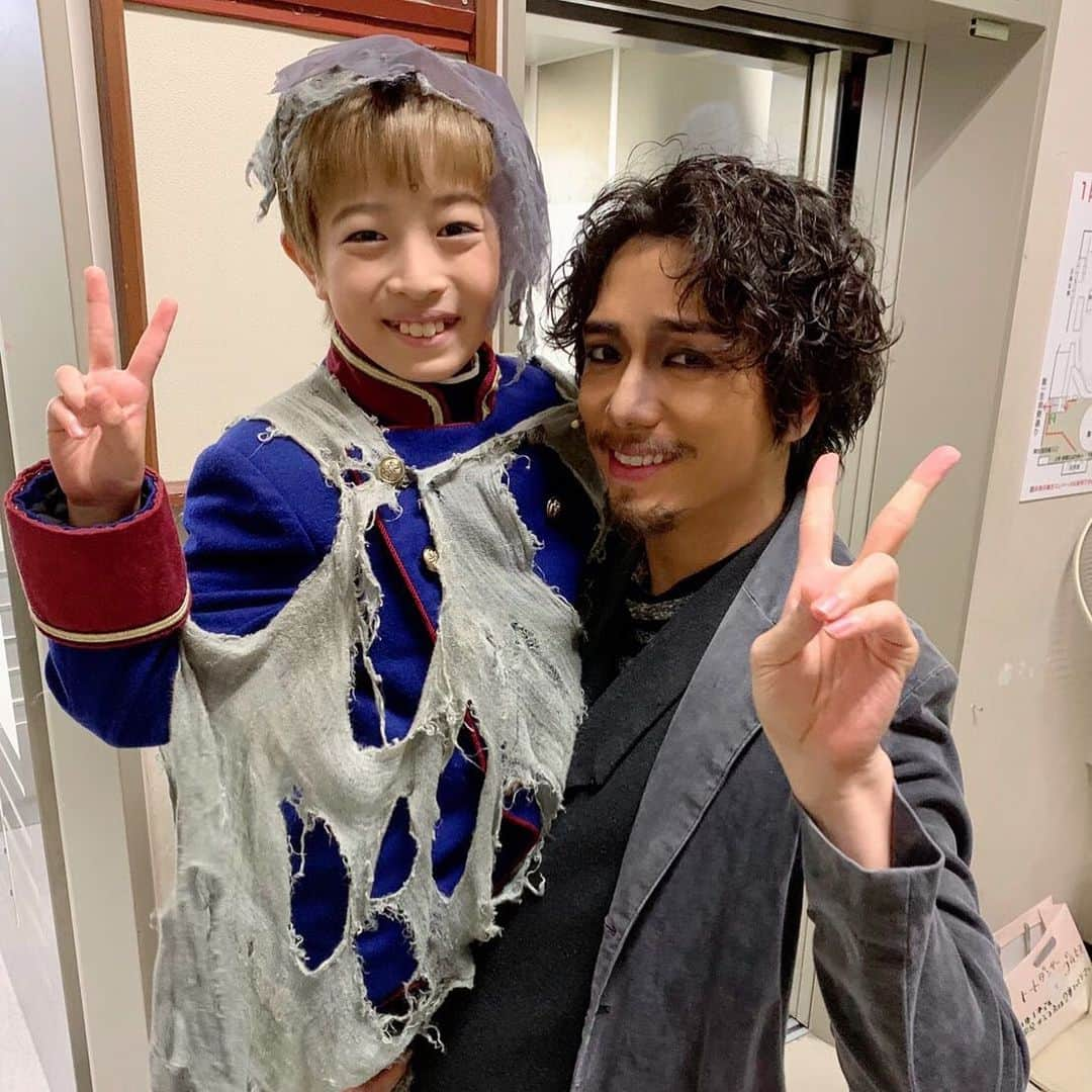 山崎育三郎さんのインスタグラム写真 - (山崎育三郎Instagram)「じんくん。  プリシラのティックとベンジーから  ルキーニとルドルフ。  何事にも一生懸命で、側転が得意なじんくん。  また必ず共演しようね。」8月26日 13時02分 - ikusaburo_yamazaki