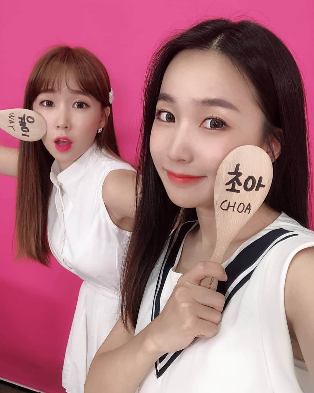 ウェイ のインスタグラム：「곧 나올음원 #나의우주 파트 목소리 누군지 맞추기 가족,지인들 테스트중 ㅋㅋㅋ  결과는...🤔 추후 #웨이랜드 에서 확인하세요❤  We are testing our family and friends to see if they could guess whose part is in our new song #MyUniverse .What is the result?🤣 Check it out later on YouTube #WayLand」