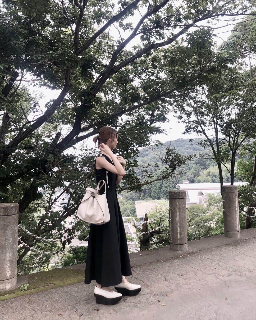 のインスタグラム：「outfit 🍃  曇り空だったから涼しいかな？⛅️ と思って公園に行ってみたけど👫 ニット×デニムはまだ暑かった💦  tops @amel_official__ one piece @snidel_official bag,shoes @stellamccartney  #ai_fashion #fashion #outfit #park」