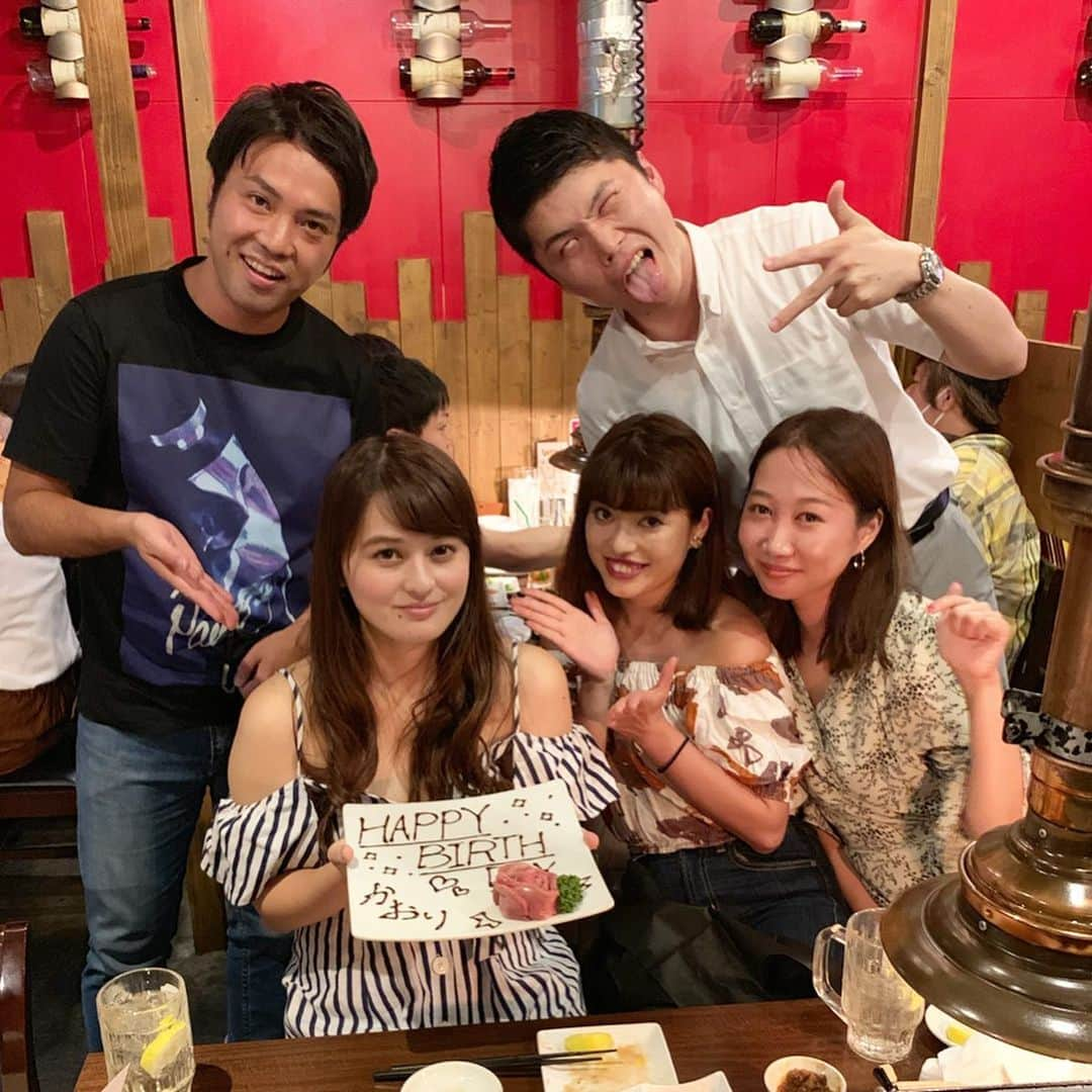 奥山夏織さんのインスタグラム写真 - (奥山夏織Instagram)「誕生日当日はゆかちゃん、あやちゃん、あらた、きだに祝ってもらいました💓くるメンバー知らなかったので、プチサプライズ笑 ちなみに私が最初みんなを繋げましたが、地元の友達と、大人になってからの友達がこうやって集まれるのが嬉しいです☺️✨ ・ お肉プレートでお祝いしてもらいました♪お肉美味しかった〜 ・ この後は私の希望でゴールデン街二軒はしご笑ほんと遅くまでありがとう😊💓 ・・・ #ありがとう #マイバースデー #バースデー」8月26日 13時04分 - okuyama_kaori