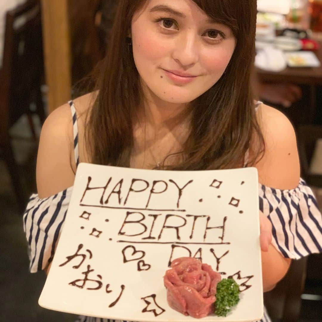 奥山夏織さんのインスタグラム写真 - (奥山夏織Instagram)「誕生日当日はゆかちゃん、あやちゃん、あらた、きだに祝ってもらいました💓くるメンバー知らなかったので、プチサプライズ笑 ちなみに私が最初みんなを繋げましたが、地元の友達と、大人になってからの友達がこうやって集まれるのが嬉しいです☺️✨ ・ お肉プレートでお祝いしてもらいました♪お肉美味しかった〜 ・ この後は私の希望でゴールデン街二軒はしご笑ほんと遅くまでありがとう😊💓 ・・・ #ありがとう #マイバースデー #バースデー」8月26日 13時04分 - okuyama_kaori