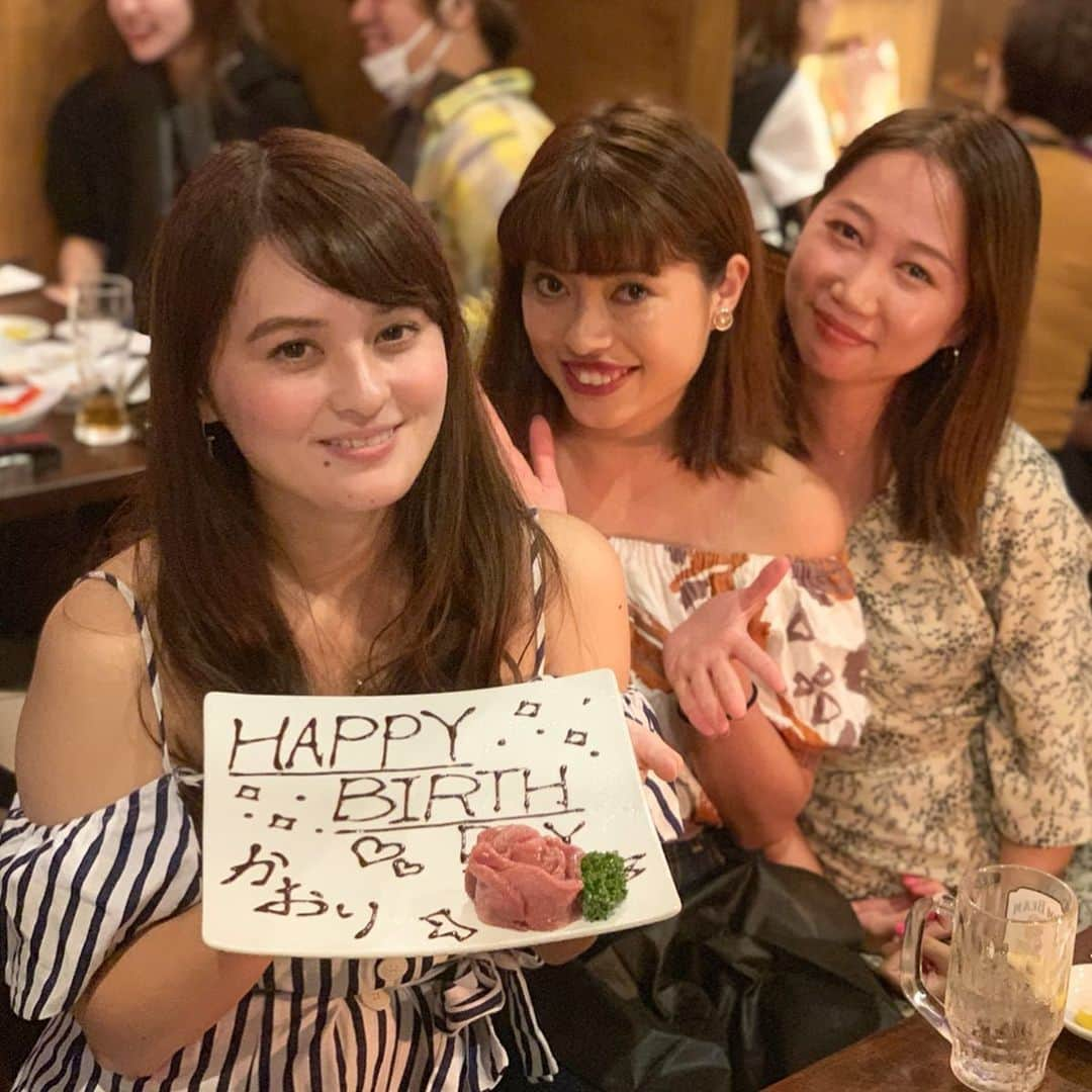 奥山夏織さんのインスタグラム写真 - (奥山夏織Instagram)「誕生日当日はゆかちゃん、あやちゃん、あらた、きだに祝ってもらいました💓くるメンバー知らなかったので、プチサプライズ笑 ちなみに私が最初みんなを繋げましたが、地元の友達と、大人になってからの友達がこうやって集まれるのが嬉しいです☺️✨ ・ お肉プレートでお祝いしてもらいました♪お肉美味しかった〜 ・ この後は私の希望でゴールデン街二軒はしご笑ほんと遅くまでありがとう😊💓 ・・・ #ありがとう #マイバースデー #バースデー」8月26日 13時04分 - okuyama_kaori