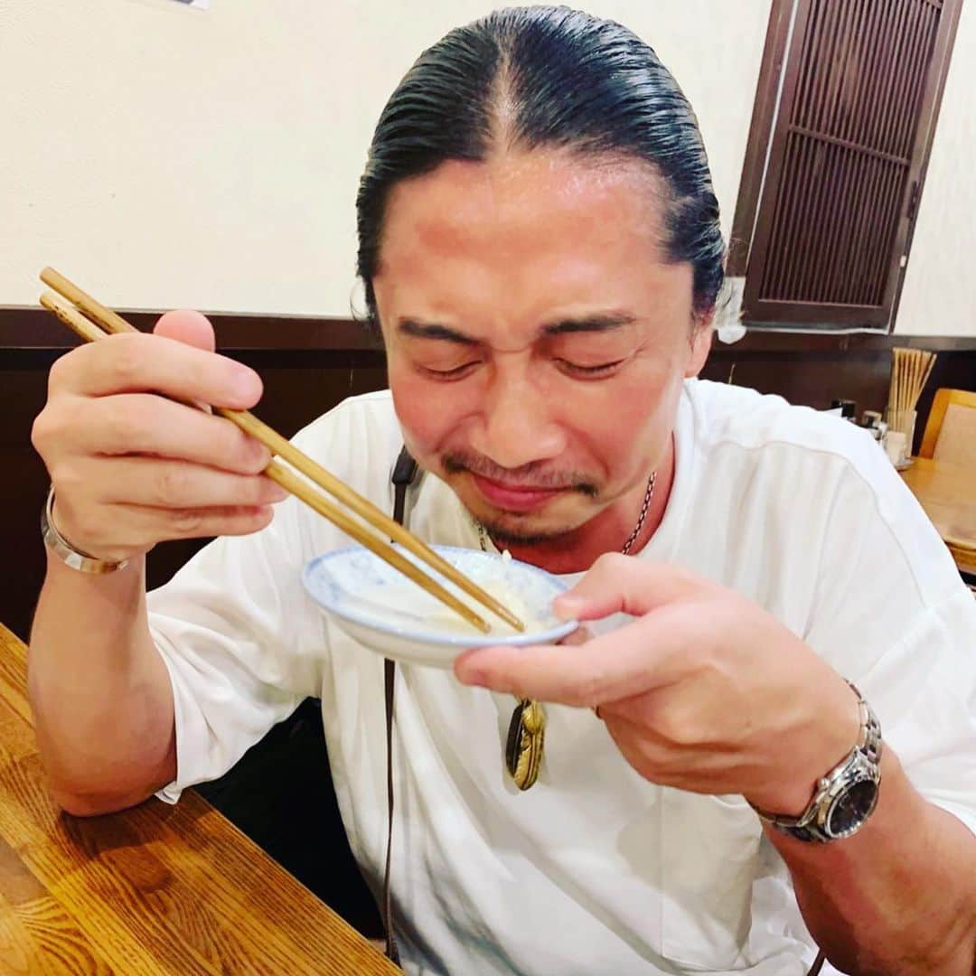 鈴木砂羽さんのインスタグラム写真 - (鈴木砂羽Instagram)「おいしい顔がいっぱい😆😆😆 昨夜は最近ワタシがとてもお気に入りのお店で、餃子をみんなでたらふく食べました〜🥟 10種類の餡がみなどれも素晴らしい✨ 感激するわ、お腹がいっぱいになり過ぎだわで、 駅まで消化ウォーキング🚶‍♀️💨 けどこんなお腹いっぱいなのに 「次はどこ行こうかな〜」って考えてるあたりがもう 食いしん坊万歳🙌ですな😹😹😹 餃子はやめられまへん😆  #餃子 #餃子部  #餃子の妖精 ？ #餃子師匠 #馬喰町 #帆 #ワタシは帆立餡が好き #夏の終わり さー #神田駅 まで歩きまショ！」8月26日 13時13分 - bombon_sawa