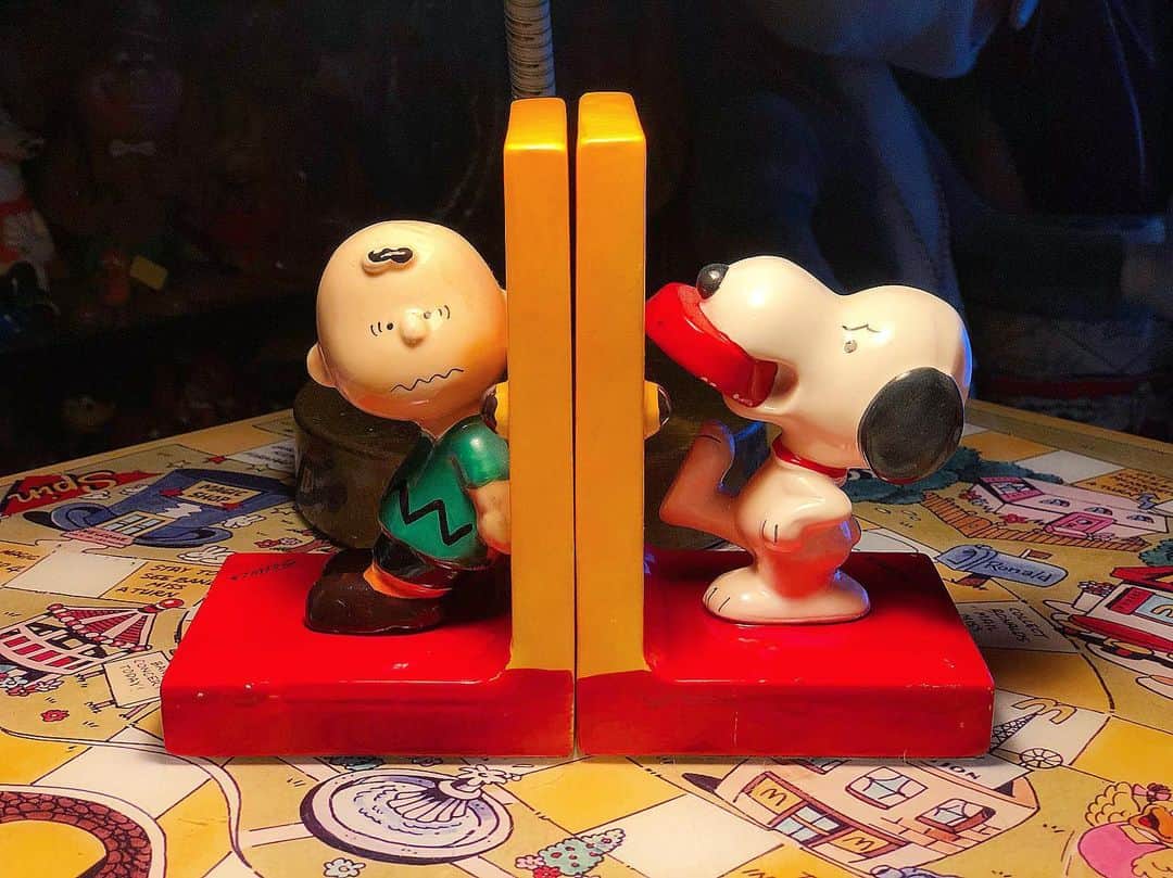 大川知英のインスタグラム：「76's PEANUTS Butterfly Originals Ceramic Bookend 🚬 凄いSなSnoopyがいい👨🏽‍✈️ #peanuts#butterflyoriginals#ceramic  #bookend#charliebrown #snoopy  #sなnoopy#amecajiboys #takatsubase #アメトイ部」