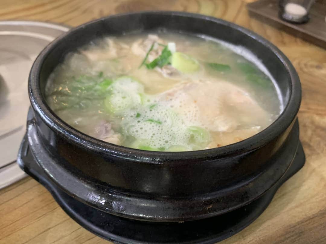 のインスタグラム：「先週は韓国料理で食べ納め。 今日から本格的に減量をします。  #韓国料理 #参鶏湯 #サムゲタン #ゆっけ #ユッケ #サンナクチ #タコ #生きたタコ #今日から俺は #減量スタート #減量 #ダイエット」