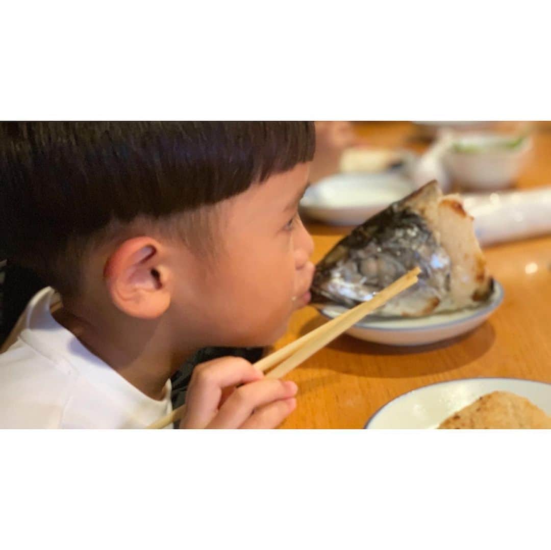 yuco_yoshidaさんのインスタグラム写真 - (yuco_yoshidaInstagram)「四万十はご飯も美味しいから大好き♡😘 #味劇場ちか は劇場型居酒屋🏮 木桶に料理を乗せて、紐で引き上げて運ばれてくるのも名物✨去年はお座敷しか空いてなくて今年はリベンジで2階席に座れました♡ ・ ・ そして帰りに立ち寄った#湖畔遊 はめっちゃ素敵やったけどまさかの土砂降りの雨に雷に霧⚡️そして台風で増水してて茶色い川🏞爆 霧で茶色い川隠れてるしこれはこれで幻想的やんー♡とか言いながらも来年リベンジしようと心に誓った😂😂 ・ ・ いいご縁があり毎年お邪魔してる四万十❤️また来年も宜しくおねがいします😊✨✨✨ ・ ・ #高知旅行 #香美市 #四万十市」8月26日 13時23分 - yuco_yoshida