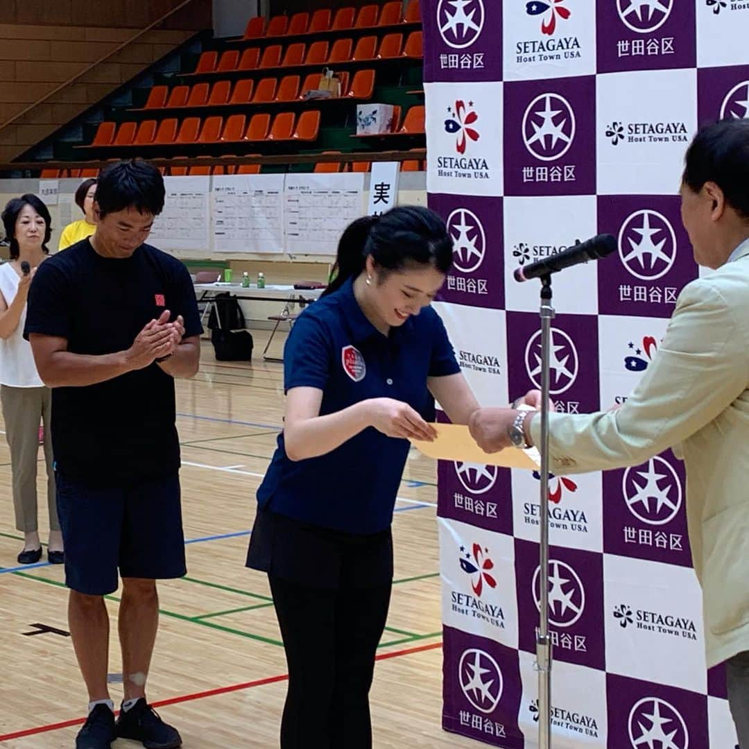 田中琴乃さんのインスタグラム写真 - (田中琴乃Instagram)「【BOCCIA SETAGAYA CUP】 ・ アンバサダーを務めさせて頂いておりますボッチャのSETAGAYA CUPが開催され、飯沼誠司さんと坂本功貴さんと共にアスリートチーム代表として戦いました💪 ・ 過去TOKYO CUPなどにも出させていただきましたが、勝ち上がれた経験はありませんでした。 がしかし、今回は初めて決勝まで勝ち上がることができ、強敵NECボッチャ部さんとあたりました。 ・ 最後まで接戦でしたが、やはりNECさんは強かった。惜しくも届かず、結果は2位でした🥈 ですが、久しぶりのドキドキ感と高揚感を感じながらのプレーは楽しかった🌻 ・ 久しぶりの表彰式。 子供達の手作りブーケも頂きました💐 懐かしさとちょっぴりの照れくささと、喜びが3枚目の写真では爆発しています。笑 ・ スーパープレーも発揮したのでまたムービーupしますね📽✨ ・ パラリンピック開催まで1年！ チケット販売も始まりましたね！ ・ わくわく🌻 ・ ・ #1yeartogo  #boccia  #ボッチャ #setagaya  #世田谷区 #田中琴乃」8月26日 13時35分 - tanakakotono