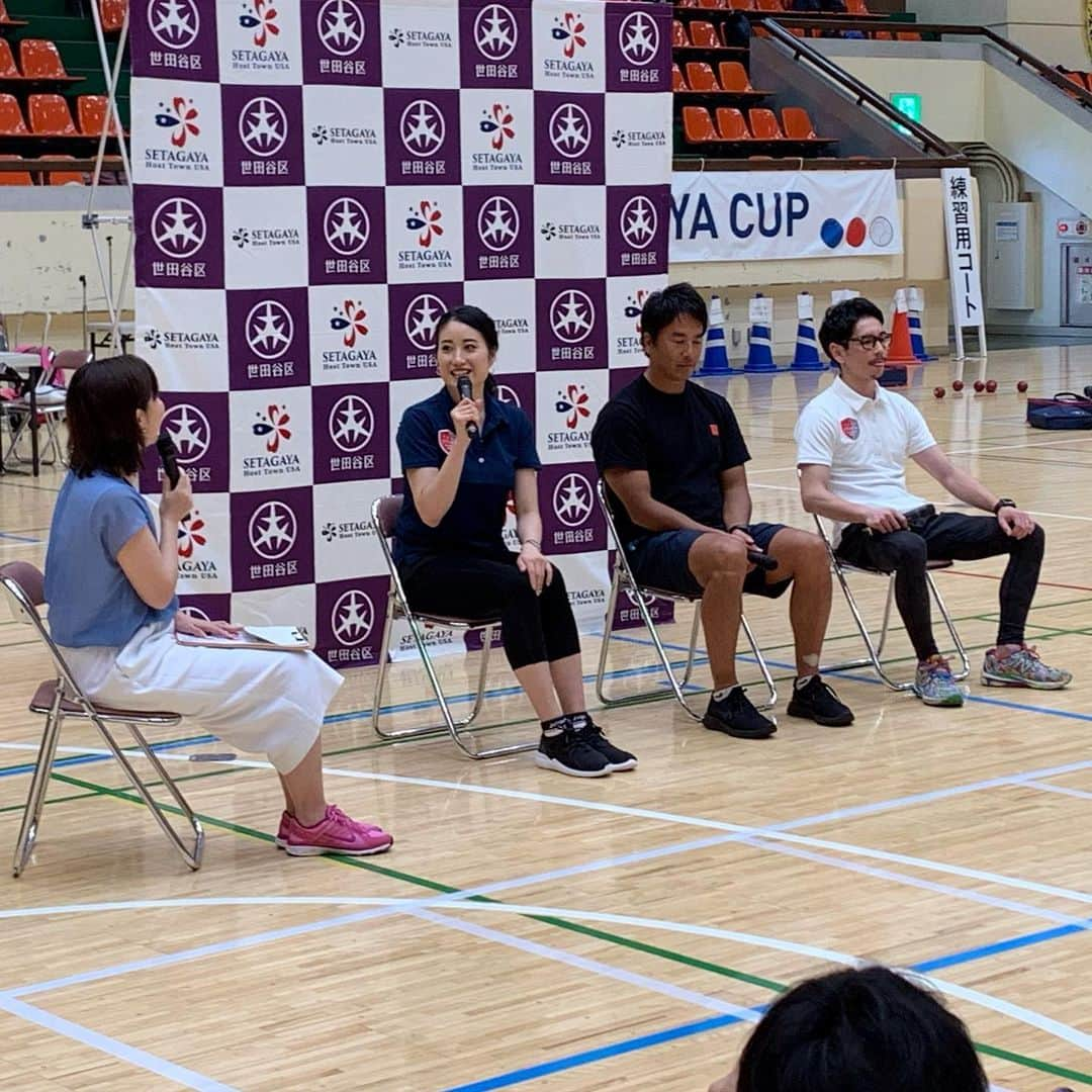 田中琴乃さんのインスタグラム写真 - (田中琴乃Instagram)「【BOCCIA SETAGAYA CUP】 ・ アンバサダーを務めさせて頂いておりますボッチャのSETAGAYA CUPが開催され、飯沼誠司さんと坂本功貴さんと共にアスリートチーム代表として戦いました💪 ・ 過去TOKYO CUPなどにも出させていただきましたが、勝ち上がれた経験はありませんでした。 がしかし、今回は初めて決勝まで勝ち上がることができ、強敵NECボッチャ部さんとあたりました。 ・ 最後まで接戦でしたが、やはりNECさんは強かった。惜しくも届かず、結果は2位でした🥈 ですが、久しぶりのドキドキ感と高揚感を感じながらのプレーは楽しかった🌻 ・ 久しぶりの表彰式。 子供達の手作りブーケも頂きました💐 懐かしさとちょっぴりの照れくささと、喜びが3枚目の写真では爆発しています。笑 ・ スーパープレーも発揮したのでまたムービーupしますね📽✨ ・ パラリンピック開催まで1年！ チケット販売も始まりましたね！ ・ わくわく🌻 ・ ・ #1yeartogo  #boccia  #ボッチャ #setagaya  #世田谷区 #田中琴乃」8月26日 13時35分 - tanakakotono