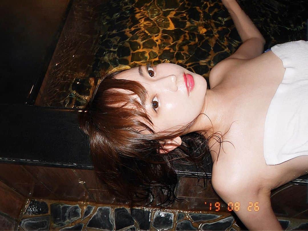 のインスタグラム：「kindleの写真集からオフショット〜📸 「vacation」発売中〜タオル1枚〜  #kindle写真集 #電子写真集 #タオル一枚 #タオル１枚 #japanesegirl #温泉 #vacation #グラビア #gravure #入浴中 #濡れ髪 #濡れ」