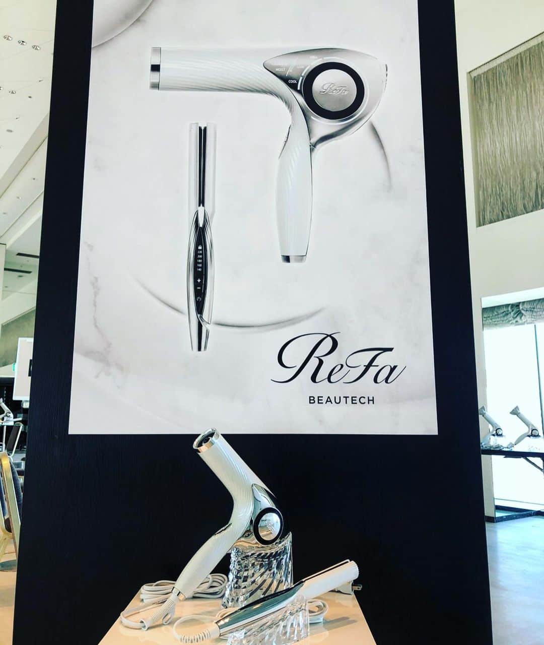 のインスタグラム：「リファで有名なMTG社の新商品  Refa BEAUTECH DRYER  Refa BEAUTECH STRAIGHT IRON  遂に発表です‼️ ヤバイの出来上がってきましたよ😏  そしてその大事な一発目の発表会でプレゼンターを務めさせて頂きます！  このめちゃ最高なドライヤー、アイロンを多くの方に知って実感してもらうよう頑張ります😏  ちなみに発売は10月中旬予定‼️ 乞うご期待ください😎  #mtg #レア髪 #サロンとつながる #refa #sixpad #ドライヤー #hair #air #workout #haircare #筋肉美容師 #nike #supreme」
