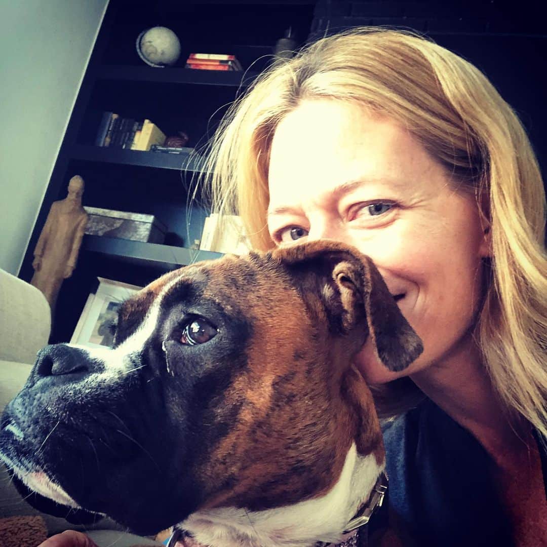 ジェリー・ライアンのインスタグラム：「Lulu says goodnight & happy weekend's end... 💖🥰🐶🐾」