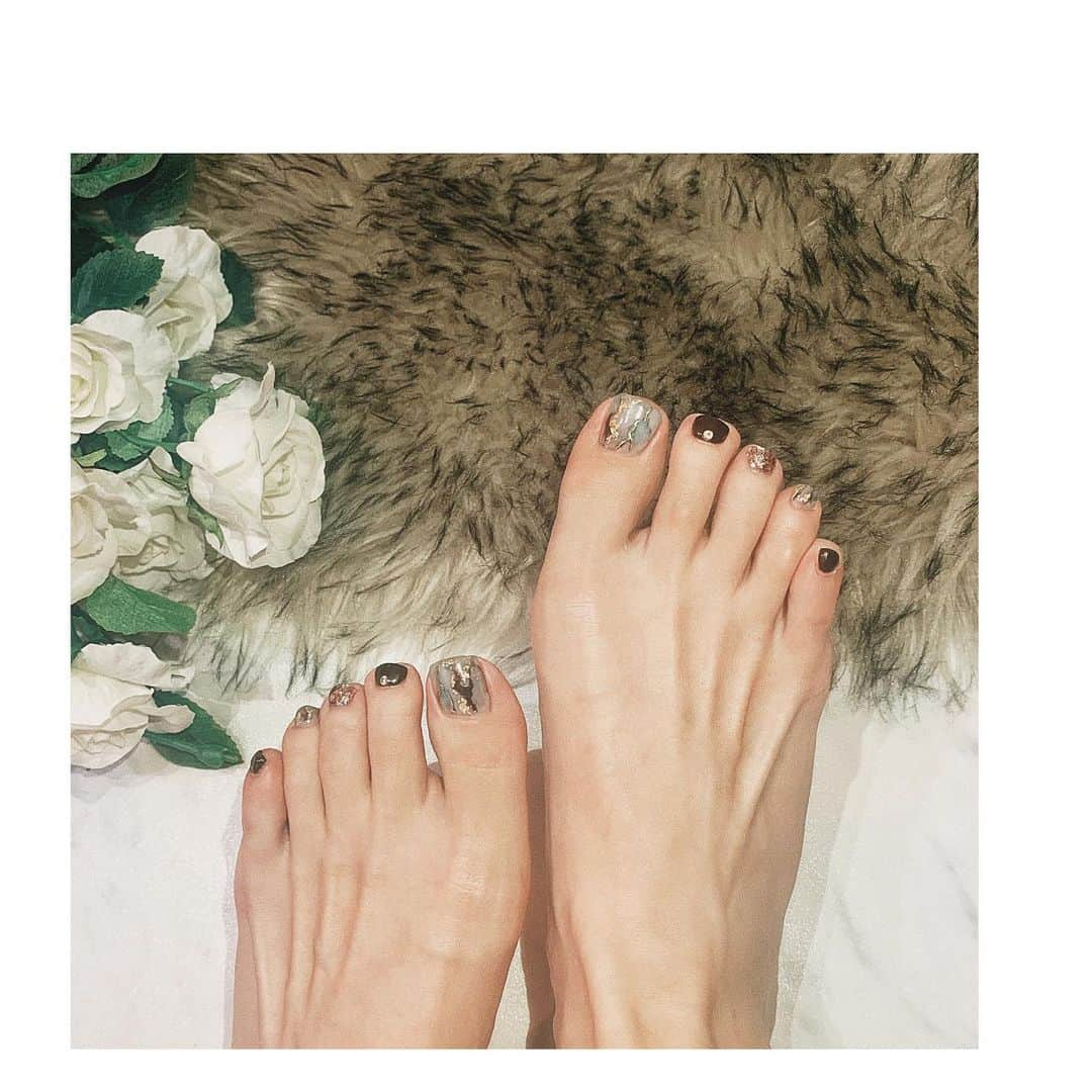 小原優花さんのインスタグラム写真 - (小原優花Instagram)「今から秋まで可愛いフットネイル💕💅 今回もCARRY池袋《 @nailcarry_ikebukuro 》の下川さんにやって頂きました♡ ・ リアルな透明感とブルー×ゴールドのニュアンスが素敵な大理石柄と濃いめのブラウンカラーを合わせて、アクセントにピンクゴールドのラメを入れてくれました💓💓 ・ まだまだ足先の出る靴を履くのでネイル可愛くて幸せです😍💗✨✨ ・ 下川さんありがとうございました❣️ ・ ・ お揃いのデザインはかなりお得です🥺💞 ↓ ↓ 通常￥10,680のところ ✨❤️￥6,980❤️✨ ・ クーポンはCARRYの池袋店と渋谷店で9/26までご利用いただけます💓💓 ・ ▼ご予約はこちら💁‍♀️✨ 池袋店 @nailcarry_ikebukuro ☎️03(3971)7775 ・ 渋谷店 @nailcarry_shibuya ☎️03(5784)9115 ・ ・ また続いてハンドのネイルもUPします🥰💭 ・ #nail #ネイル #フットネイル #フットネイルデザイン #秋ネイル #carry #キャリー #池袋 #渋谷」8月26日 13時39分 - yunkoro519