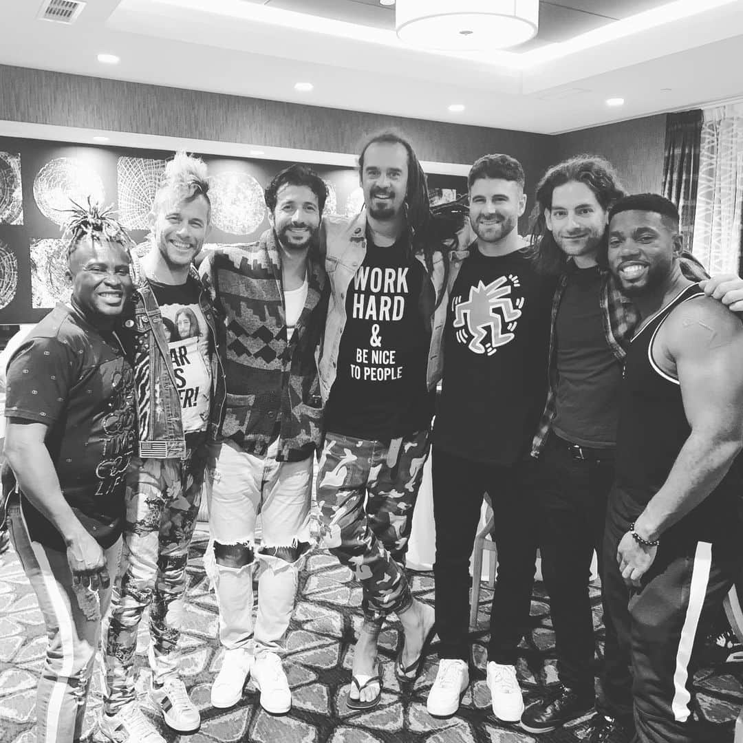 Magic!のインスタグラム：「Fun night playing in Pittsburgh! Got to hang with our new friend @michaelfranti and his wonderful band and crew!」