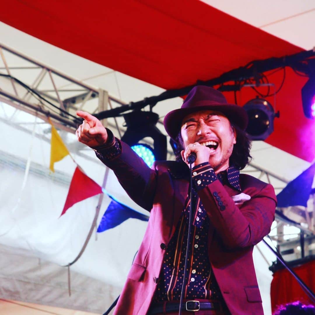 のインスタグラム：「ウ!!!!! MONSTER baSH 2019、演ってきました！ うどん県でラーメン！麺は美味い気がしたぞ。 #ガッツレンタカー #親近感 #本日の #最年長 #KANさん #その次おれ #と思ってたら #打首獄門同好会 #junkoさんがいた #大変失礼しました」