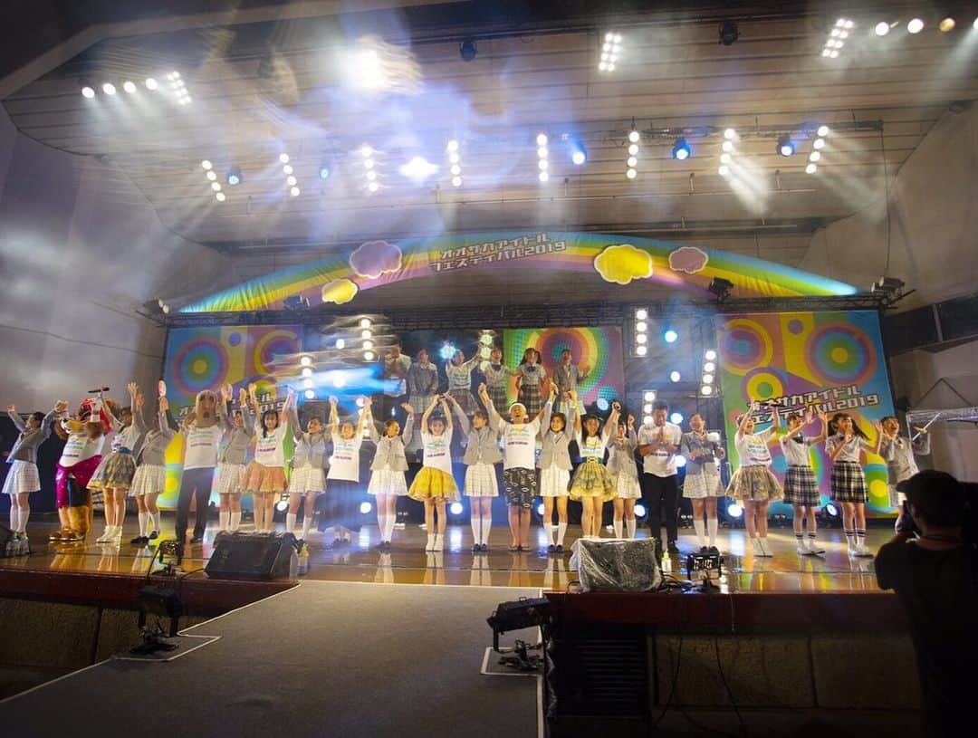 石田靖さんのインスタグラム写真 - (石田靖Instagram)「大阪城野外音楽堂で開催された 『オオサカアイドルフェスティバル2019』にMCで参加🙏🙏🙏 途中から雨の中、たこやきレインボーが歌い踊り、出演者、スタッフ、お客さんの一体感MAX😆 最高のフェスに参加させていただきおおきにありがとさんです😆 #たこやきレインボー #オオサカアイドルフェスティバル2019  #オオサカアイドルフェスティバル #大阪城野外音楽堂 #OIF #舞台が前方後円墳 #大阪のアイドル癖強し #一期一笑  #石田靖」8月26日 14時01分 - yasulog