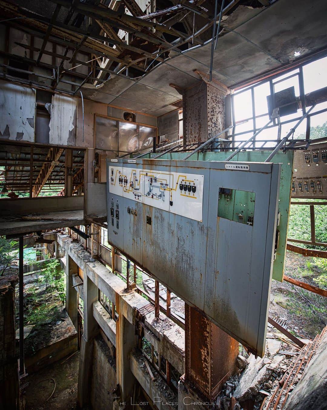 啝 （わ）のインスタグラム：「Aerial Operation 𓆲 𓆲 𓆲 #廃墟 #Abandoned #AbandoniG #allabandoned #abandonedworld #Abandonedafterdark #abandoned_addiction #abandoned_greece #abandon_seekers_ #Abandoned_Excellence #abandonedcentral #beAlpha #discarded_butnot_forgotten #DECAY_iLLife #desertedplaces #ethereal_moods #grime_nation #grime_reapers #GoTrespassing #ig_urbex #Itsabandoned #KINGS_ABANDONED #renegade_abandoned #sombrexplore #urbex_supreme #urbex_regards #urbexplaces #urbex_disciple #urbex_utopia  #japan_urbex」