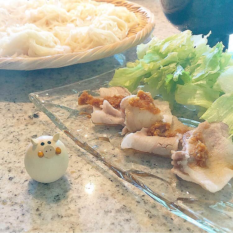 榊山敬代のインスタグラム：「🐖… ・ 週末ランチは 麺ランチの巻  豚しゃぶとサラダと素麺の 相性がマイブームになりて  簡単美味しいレシピに リピートな週末レシピ  さて週末は鉛筆走らせてるなか 絵を細かく描きたくなってきて  この本能のままいきますと 時間かかりすぎてしまうし  描きすぎないように なるべくシンプルを 目指しながら調整中  目標は今週中に かたちにしたい  です ・ ・ ・ ・ 🎐… ・ 個展のご案内  榊山敬代 日本画展 「浄」Kiyoshi 泥水に咲く蓮のように  会期：令和元年 9月21日(土)／22日(日)／23日(月・祝) 会場：池上大坊本行寺客殿１階　牡丹／桔梗之間  開館時間／午前10時から午後3時　 作家在廊時間／全日午後12時から15時 入場料／無料  アクセス／東京都大田区池上2-10-5（都営浅草線西馬込駅・東急池上線池上駅より、いずれも徒歩10分） http://www.hongyozi.or.jp/ ・ ・ ・  この度は 東京は池上大坊本行寺にて 蓮をモチーフに 福島県いわき市のお寺より ご依頼いただき制作しました作品をはじめ いわき市のお寺からインスピレーションを いただき 仏教の説法のひとコマであります 八正道をテーマにしました新作を お披露目させていただきます  三日間と短い会期ではございますが お彼岸の季節に 情緒あるお寺の景観の中で 日本画とこころ浄らかなひとときへ ご案内できればとおもいます  本行寺から本門寺へと続く境内では都心を忘れるような壮観な眺めもございます 展示の他にも見所豊かなお寺ですのでこの機会にゆっくりとご堪能ください  個展開催につきましてのこころざしや 新作に対しての姿勢などはブログなど 少しずつ更新していきたくおもいます  掲載作品 八正道〈弐〉正しい心を灯して生きるとき 〈正命・正精進・正念・正定 図〉 制作 平成31年／絹本・彩色 ・ ・ ---------------------------------------- ・ ・ ・ #lunch #おうちランチ #週末ランチ #レシピ #麺#小野製麺 #手延 #半田めん #love #麺スタグラム #Japanese #food #healthy #豚 #meat #poke #豚しゃぶ #salad #サラダ #生姜 #artist #cooking  #日本画家 の#お料理こんなもん  #summer #猛暑 #夏休みの過ごし方」